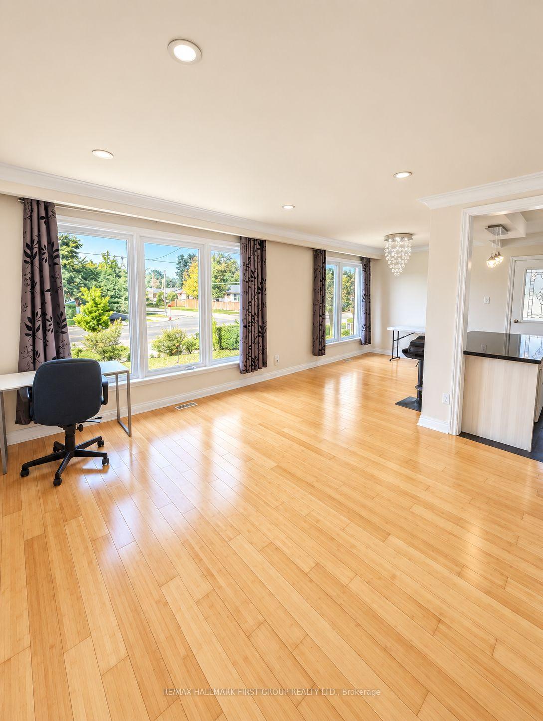Photo 6 of 826 Brimorton Drive, Scarborough, Woburn — HOMEH
