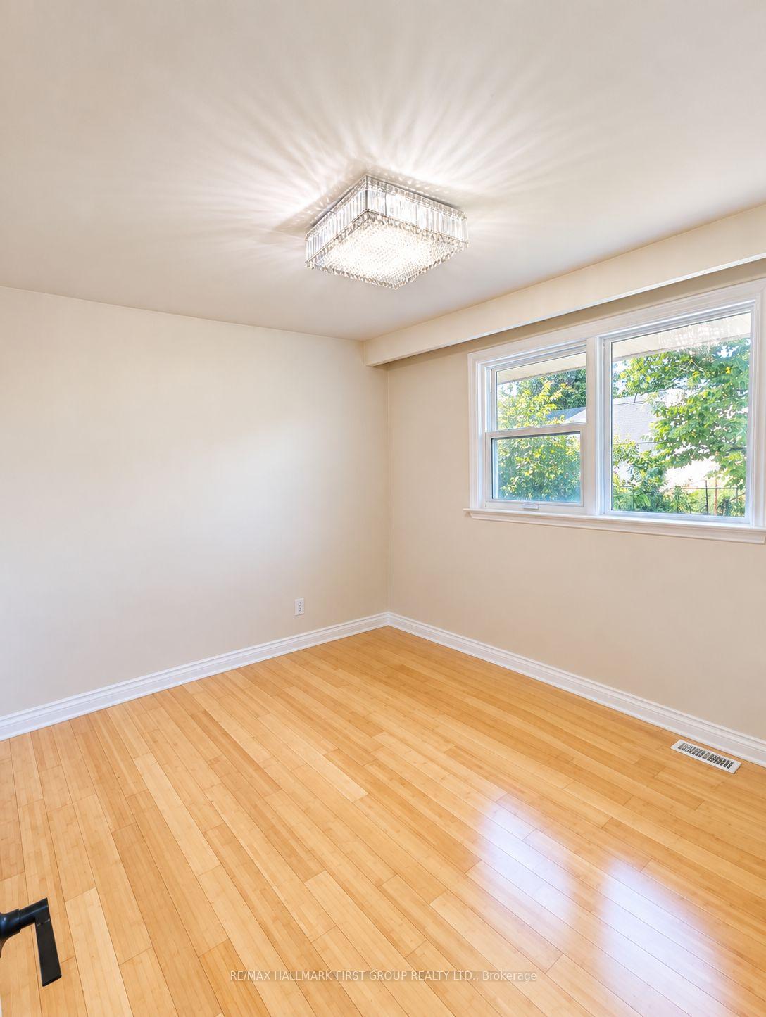 Photo 10 of 826 Brimorton Drive, Scarborough, Woburn — HOMEH