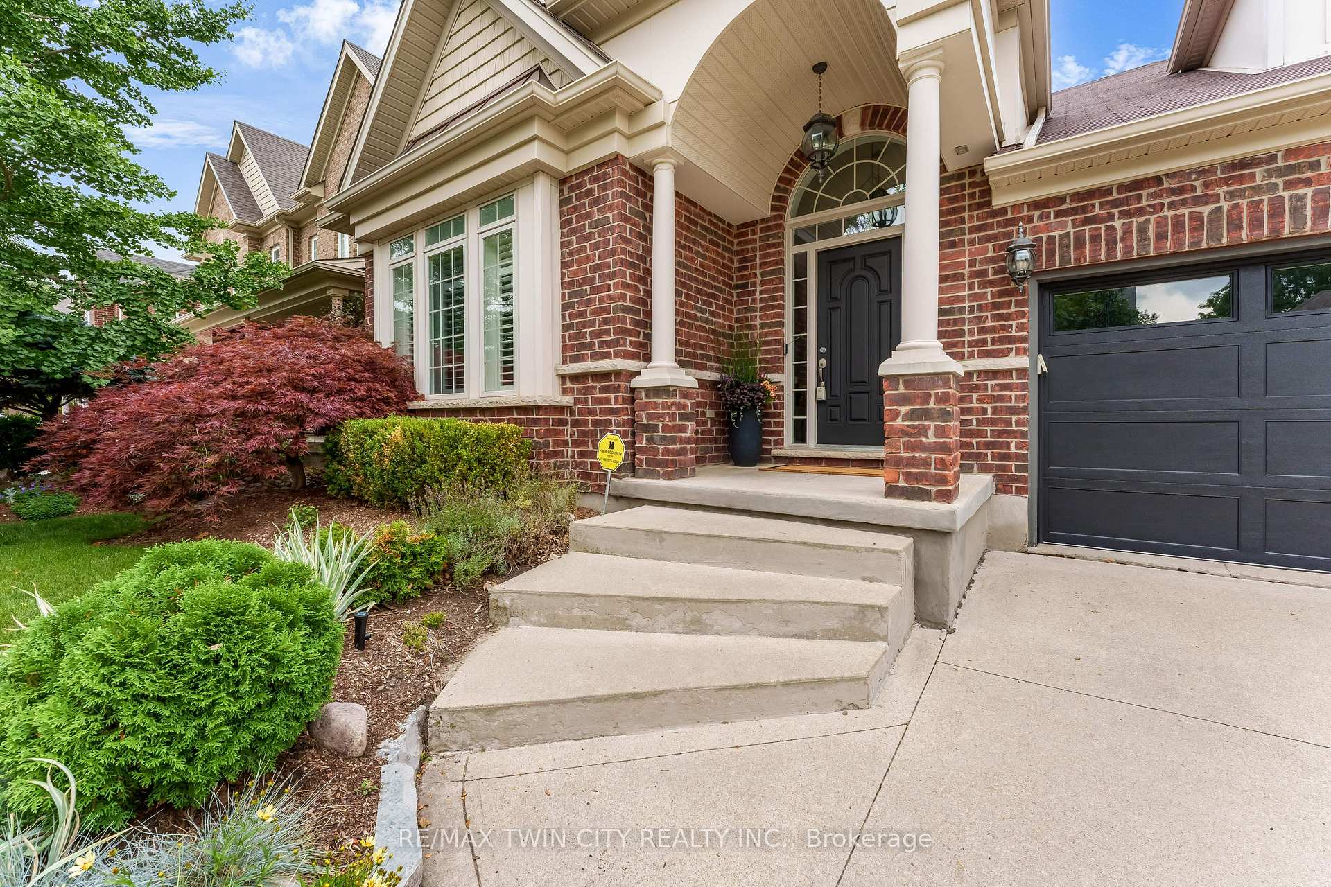 Photo 3 of 213 Edgewater Crescent, Kitchener, Grand River South — HOMEH