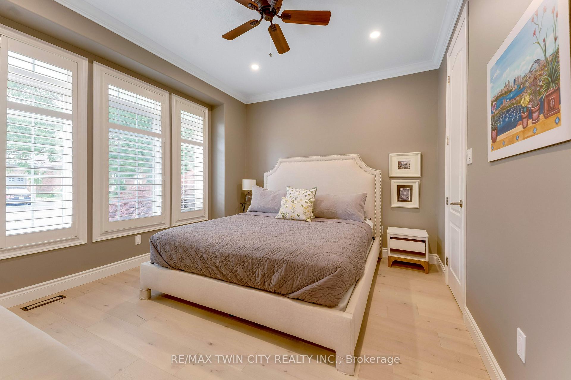 Photo 5 of 213 Edgewater Crescent, Kitchener, Grand River South — HOMEH