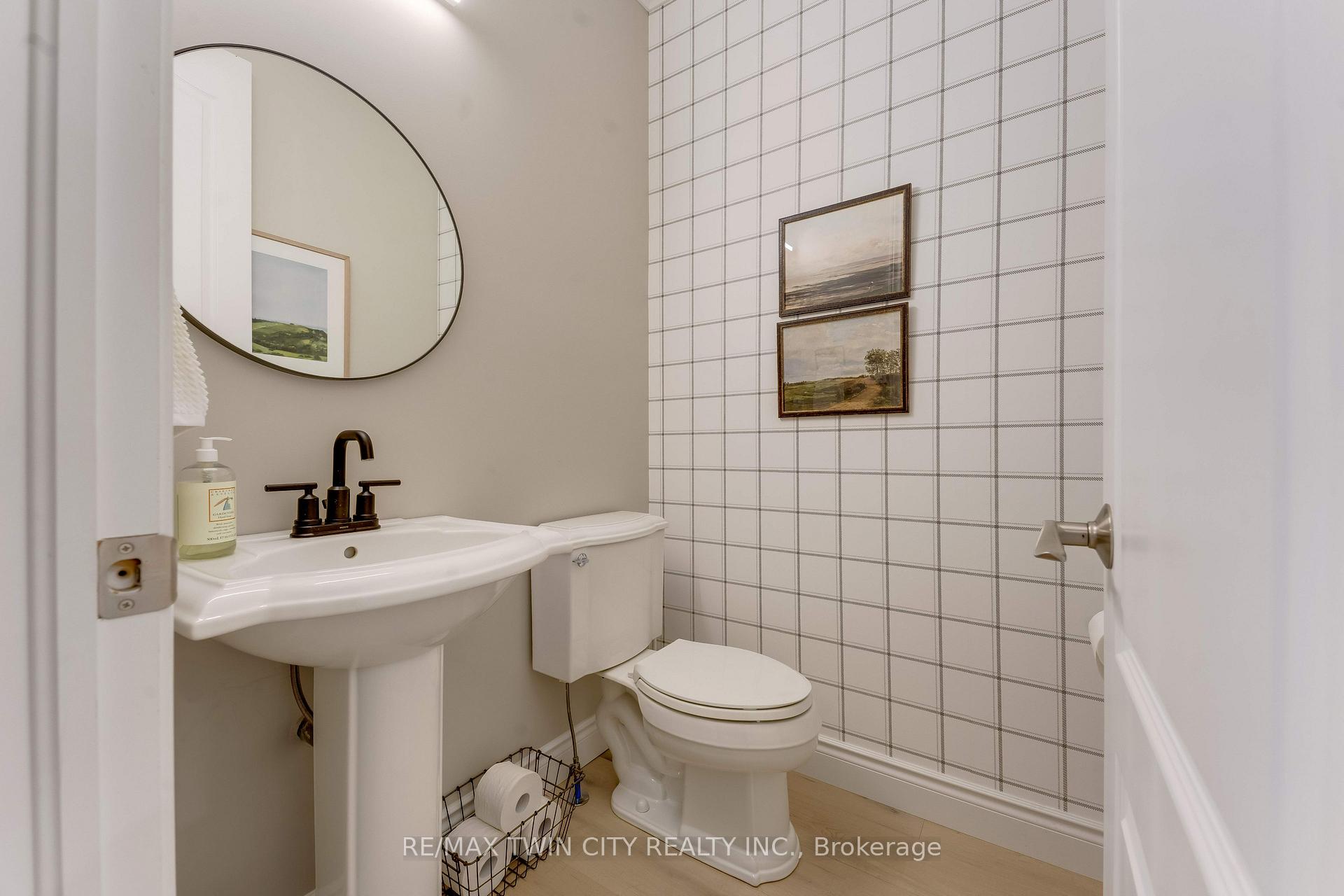 Photo 8 of 213 Edgewater Crescent, Kitchener, Grand River South — HOMEH