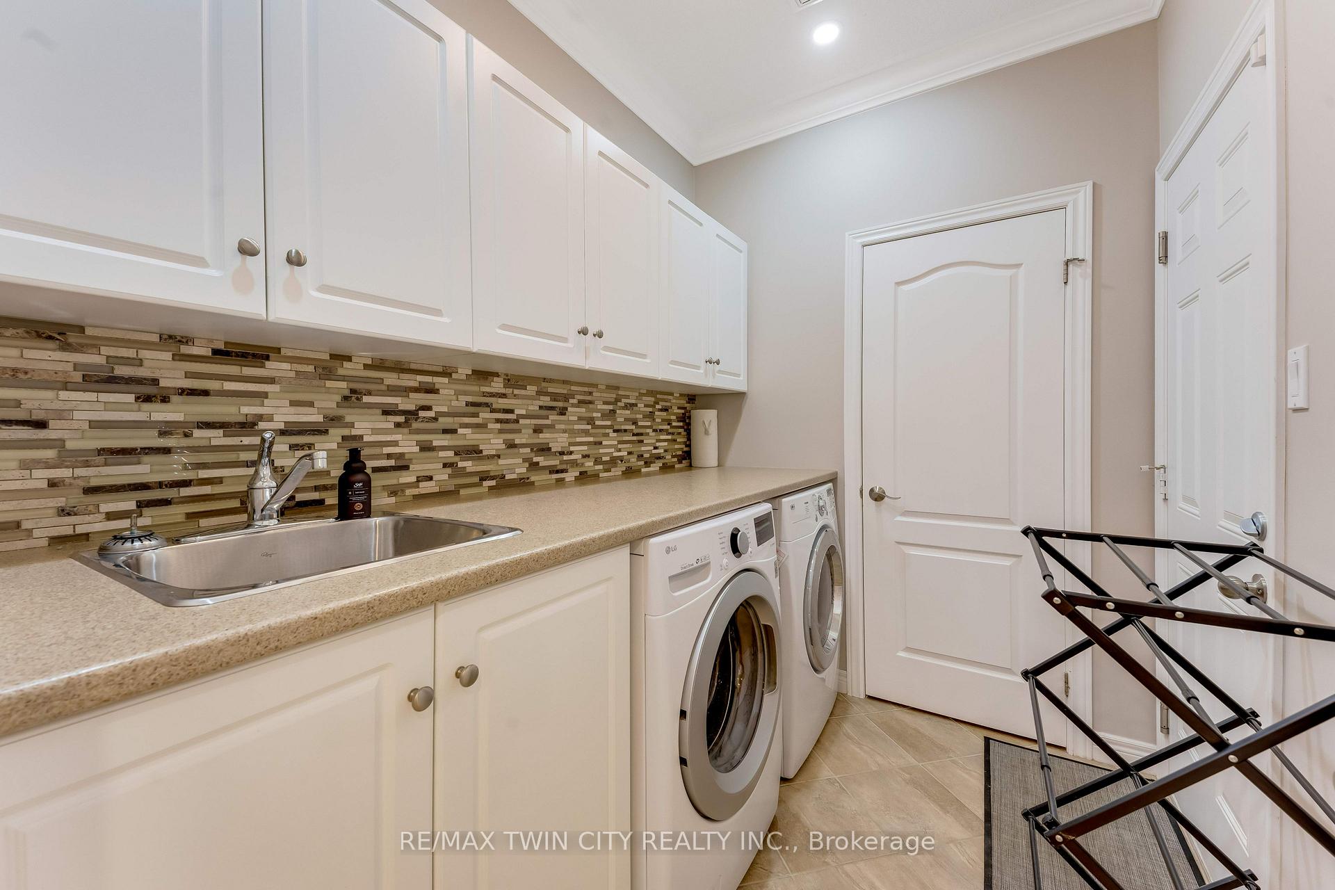 Photo 12 of 213 Edgewater Crescent, Kitchener, Grand River South — HOMEH