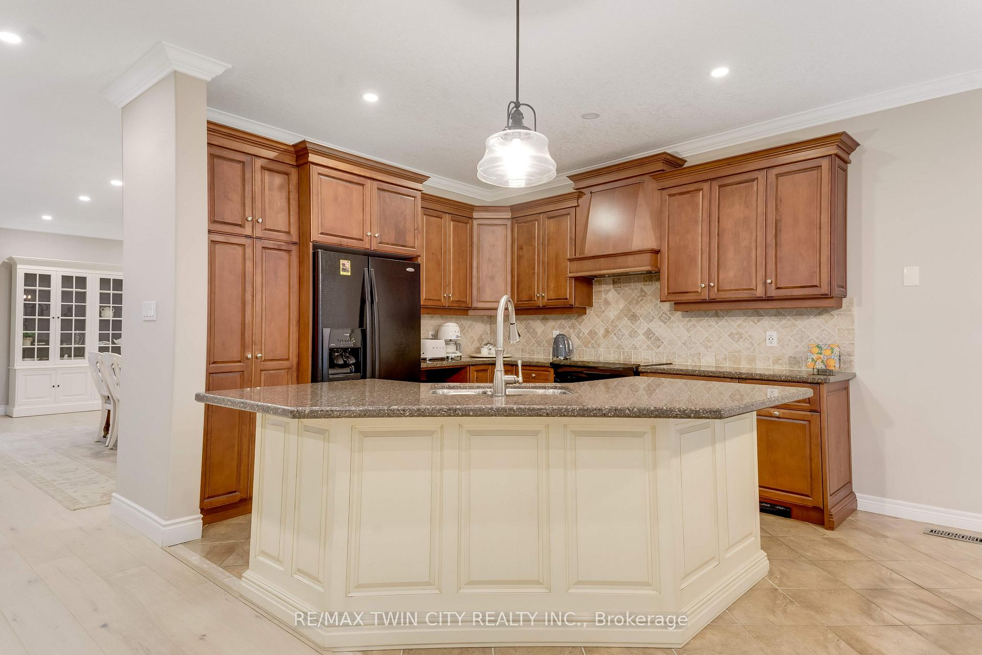 Photo 13 of 213 Edgewater Crescent, Kitchener, Grand River South — HOMEH