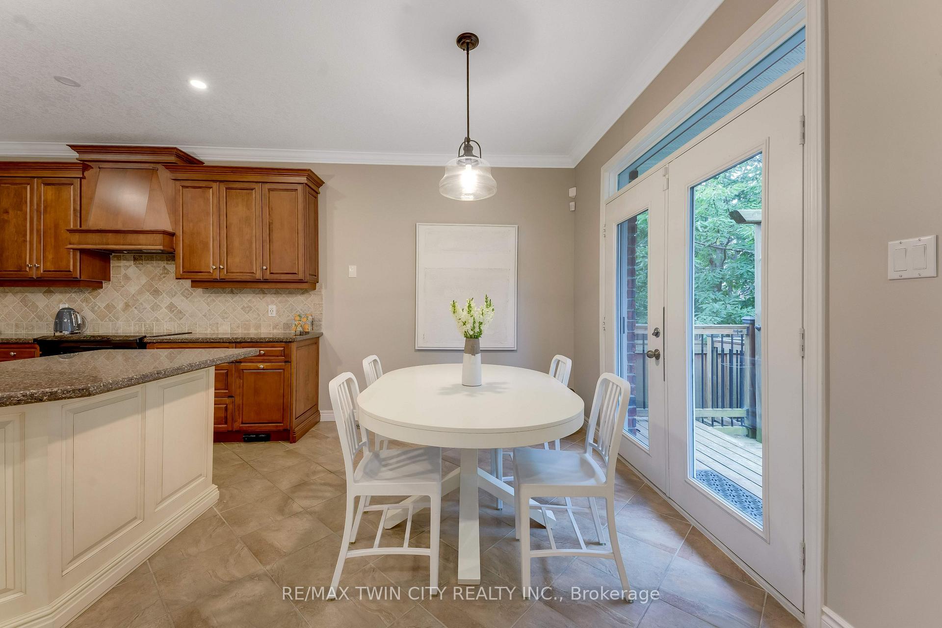 Photo 14 of 213 Edgewater Crescent, Kitchener, Grand River South — HOMEH