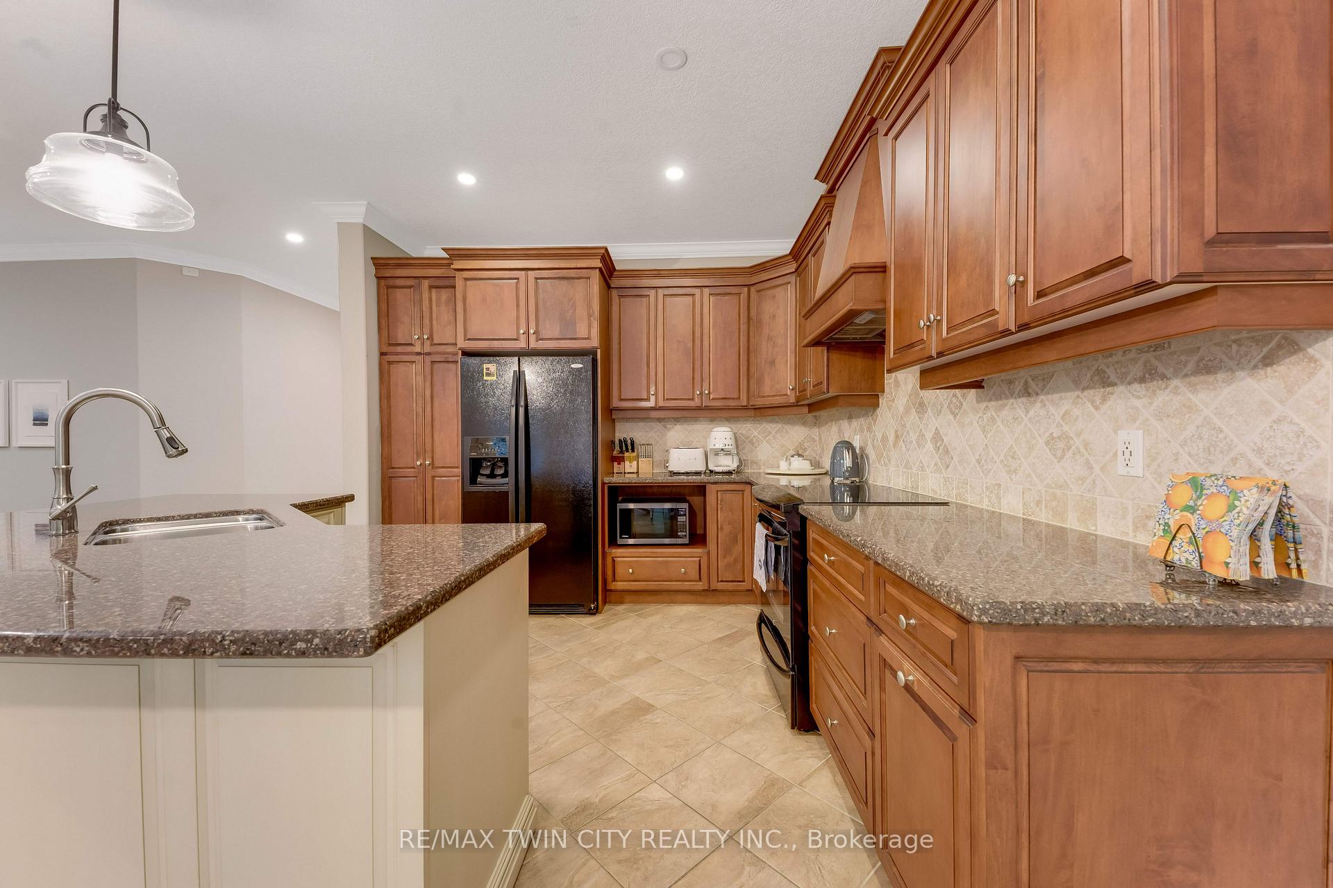 Photo 15 of 213 Edgewater Crescent, Kitchener, Grand River South — HOMEH