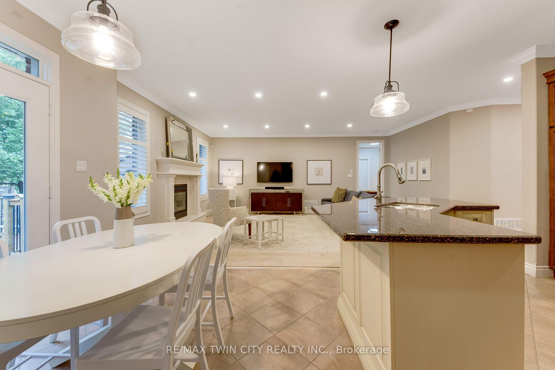 Photo 16 of 213 Edgewater Crescent, Kitchener, Grand River South — HOMEH