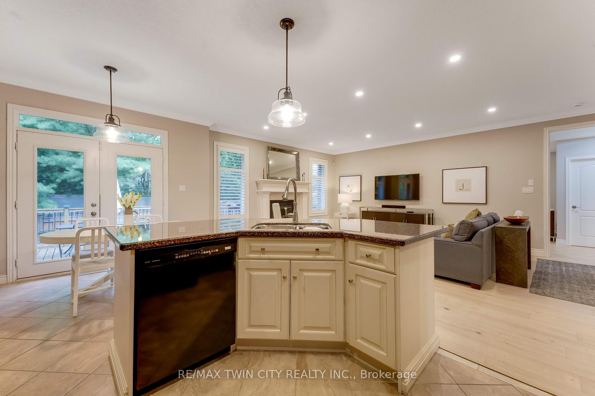 Photo 17 of 213 Edgewater Crescent, Kitchener, Grand River South — HOMEH