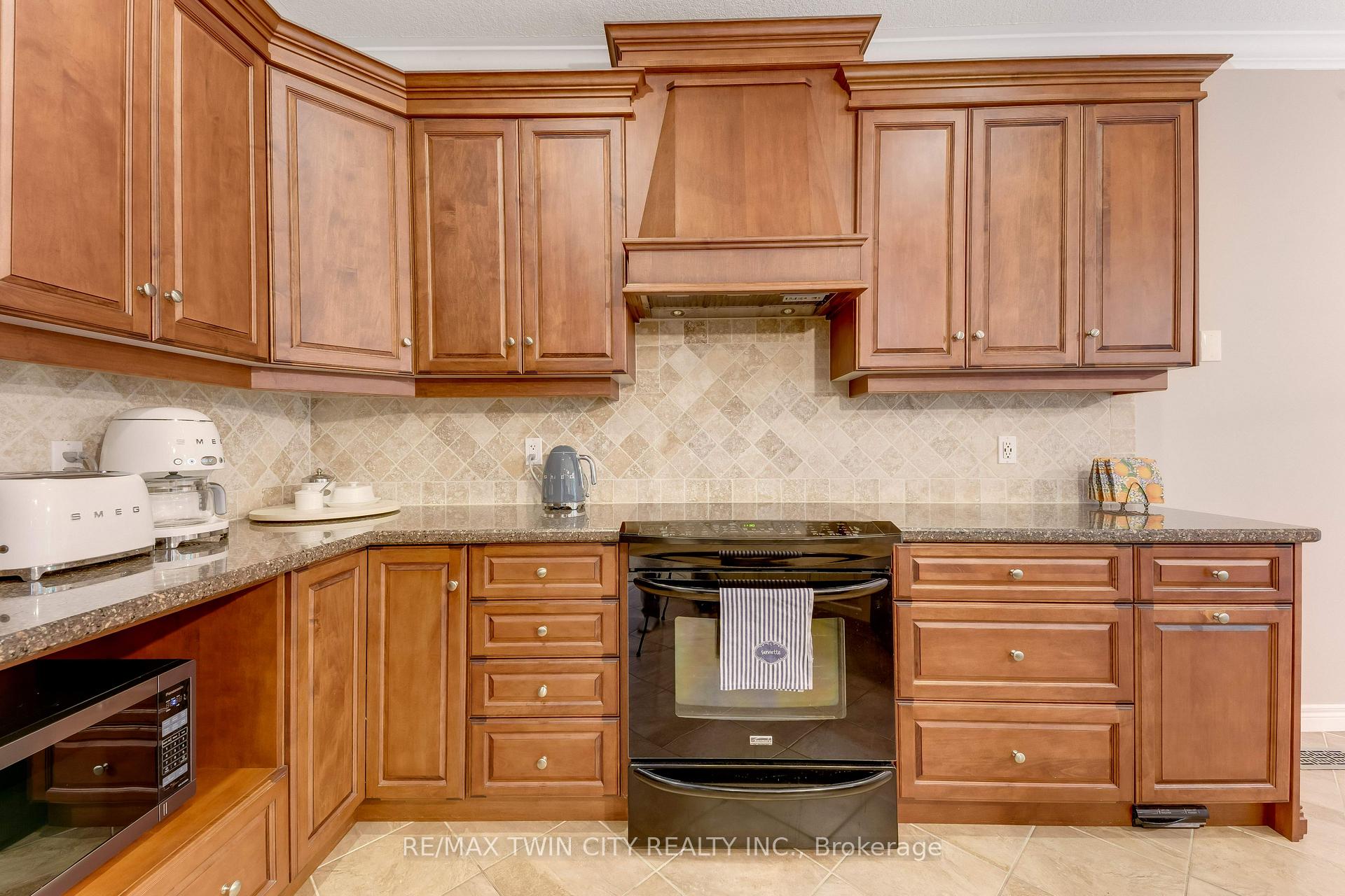 Photo 18 of 213 Edgewater Crescent, Kitchener, Grand River South — HOMEH