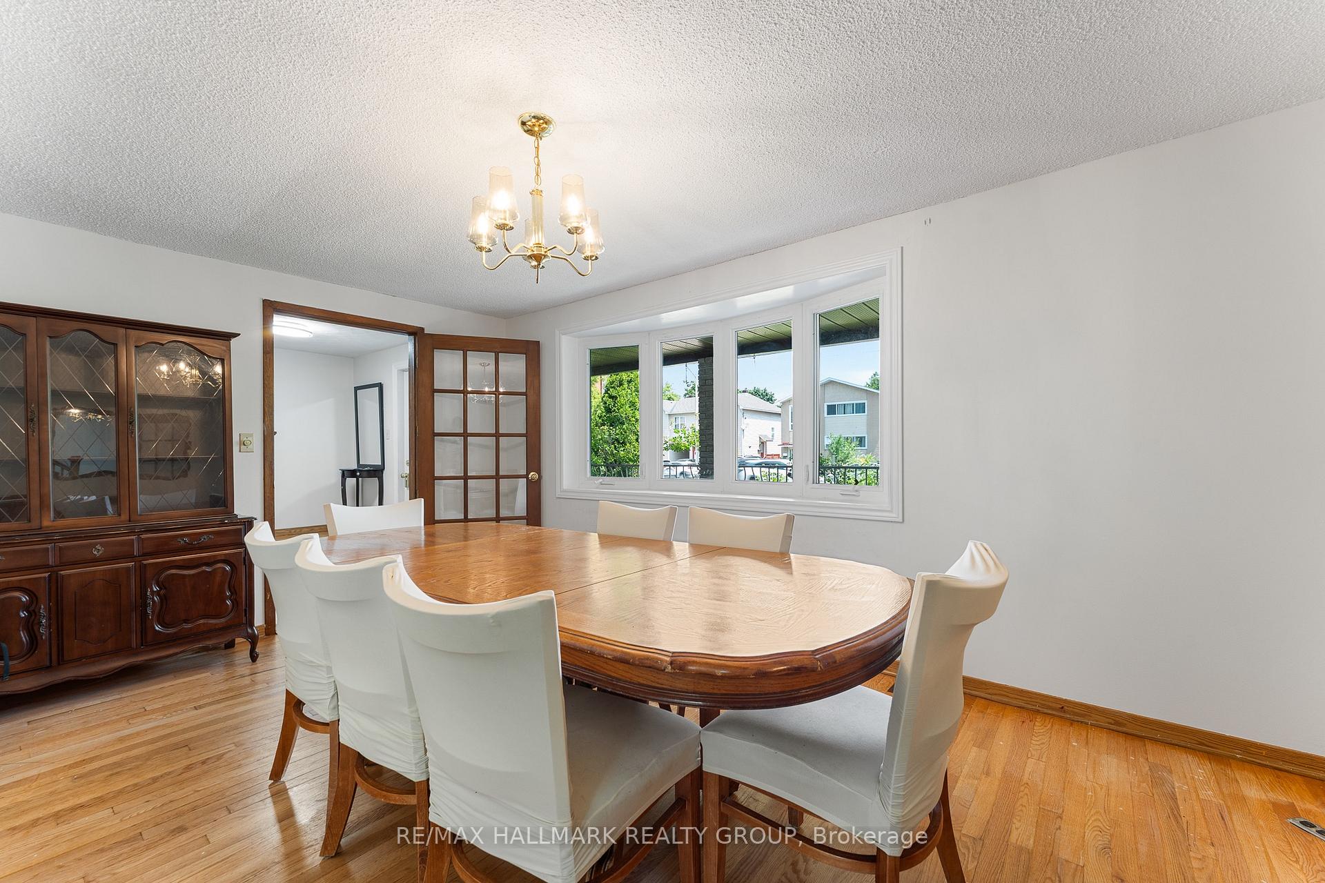 Photo 4 of 876 Pinecrest Road, Ottawa, Fairfield Heights — HOMEH