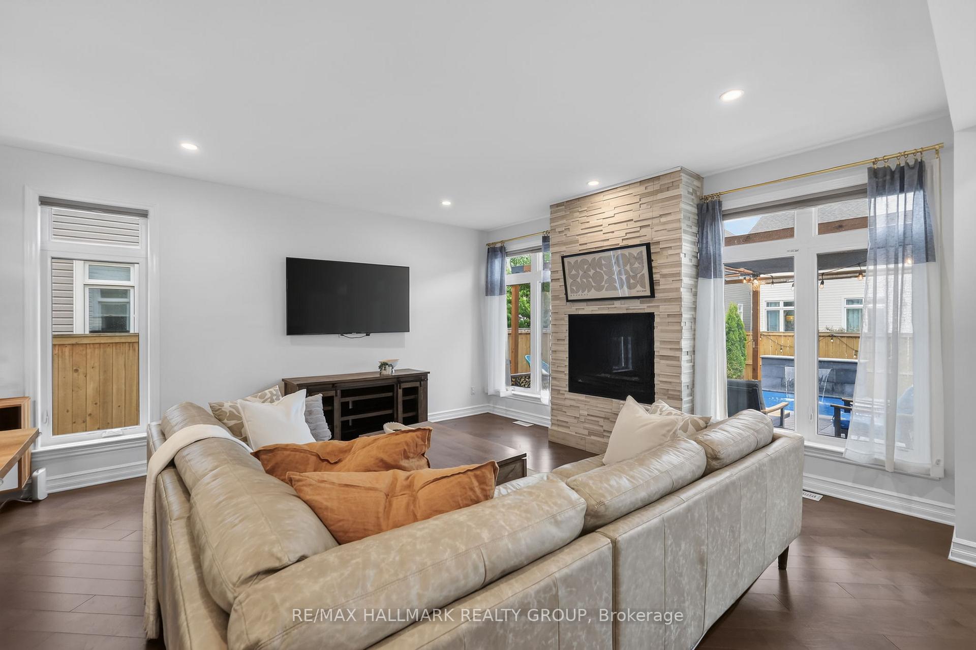 Photo 10 of 878 Excursion Way, Ottawa, Barrhaven - Half Moon Bay — HOMEH