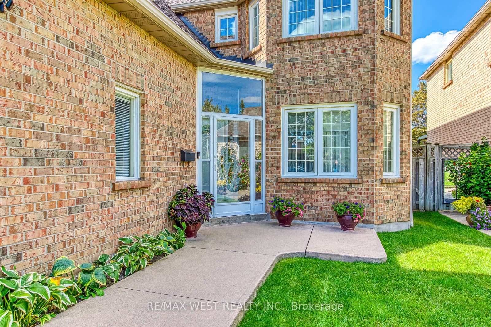 Photo 4 of 413 Camden Circle, Mississauga, Hurontario — HOMEH