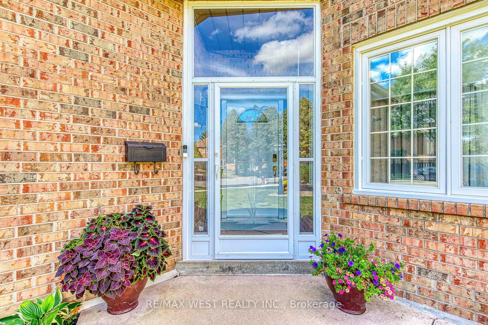 Photo 5 of 413 Camden Circle, Mississauga, Hurontario — HOMEH