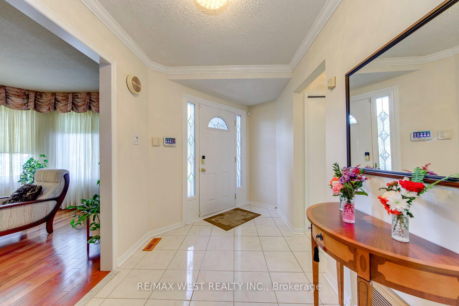 Photo 6 of 413 Camden Circle, Mississauga, Hurontario — HOMEH