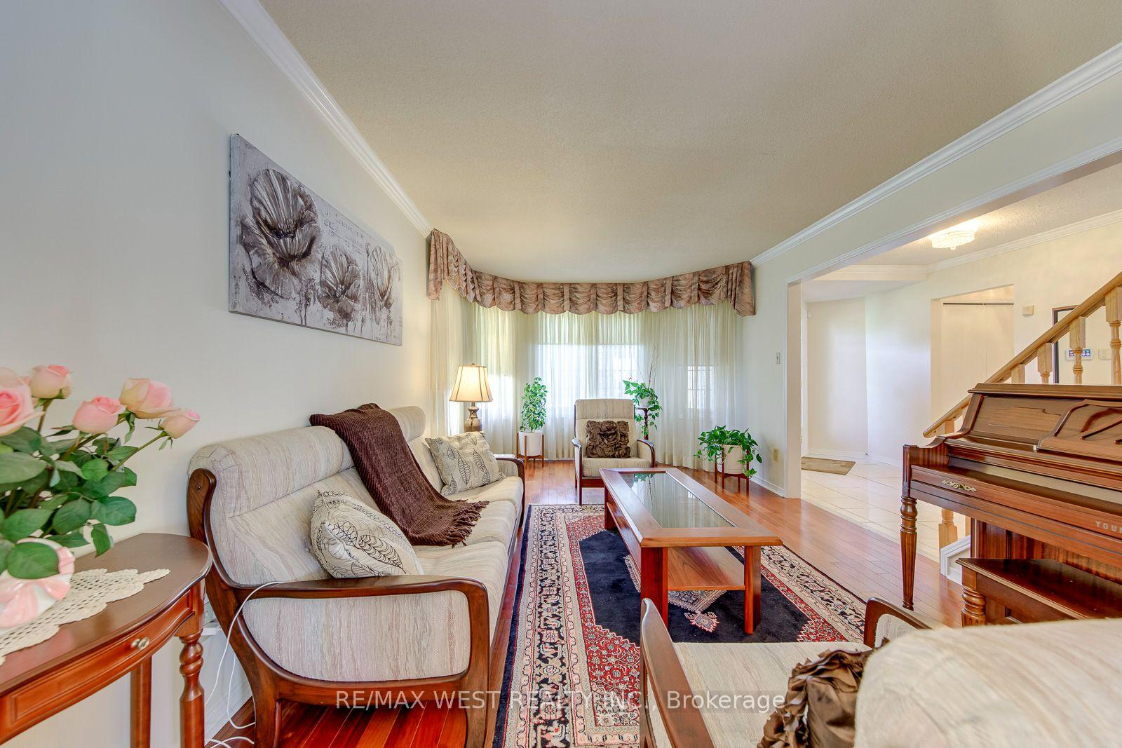 Photo 8 of 413 Camden Circle, Mississauga, Hurontario — HOMEH