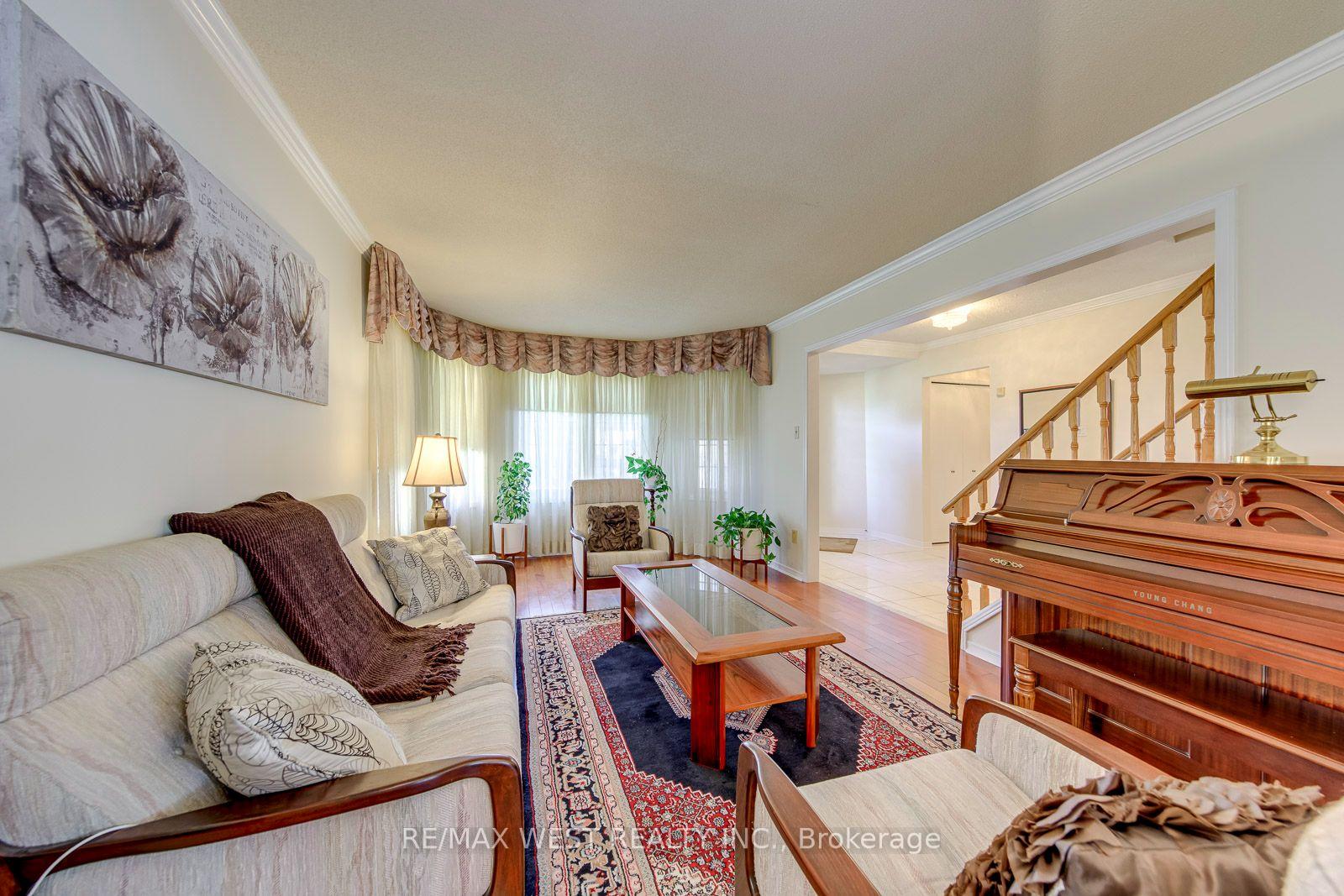 Photo 9 of 413 Camden Circle, Mississauga, Hurontario — HOMEH