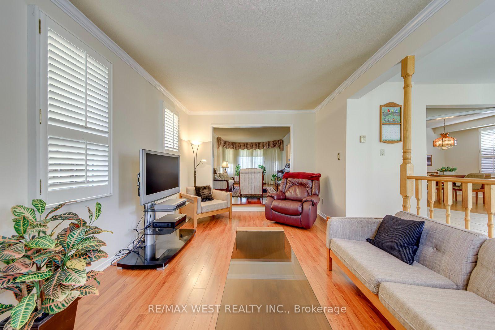 Photo 13 of 413 Camden Circle, Mississauga, Hurontario — HOMEH