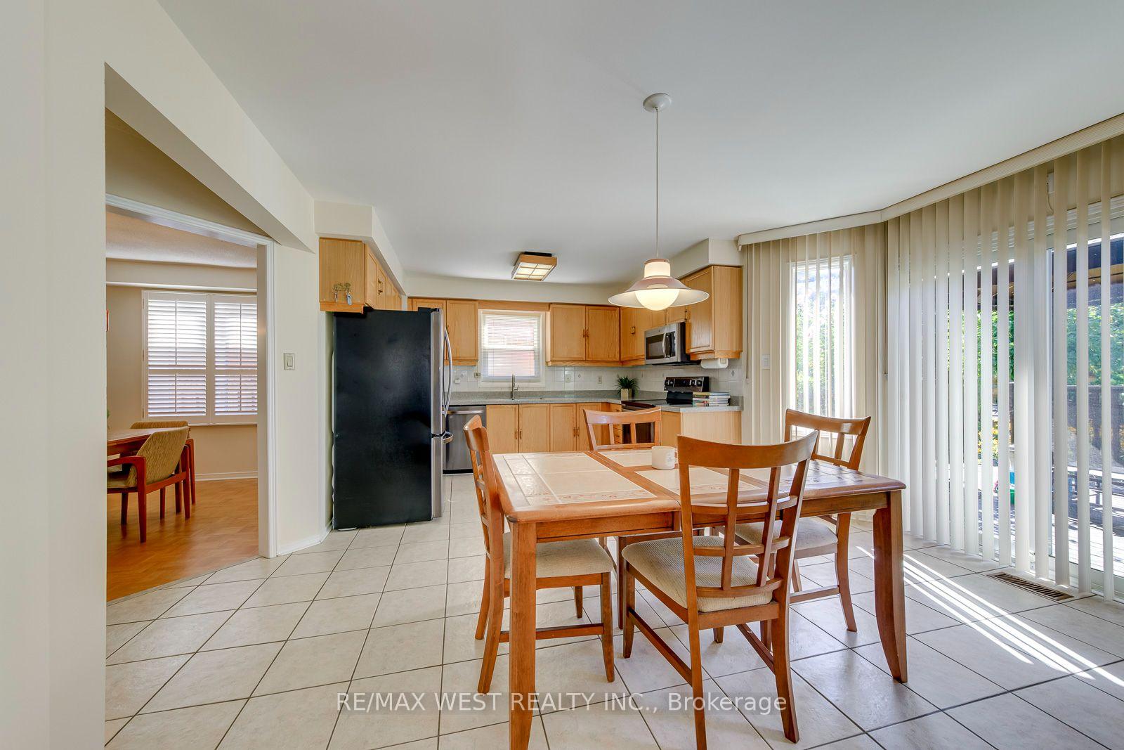 Photo 14 of 413 Camden Circle, Mississauga, Hurontario — HOMEH