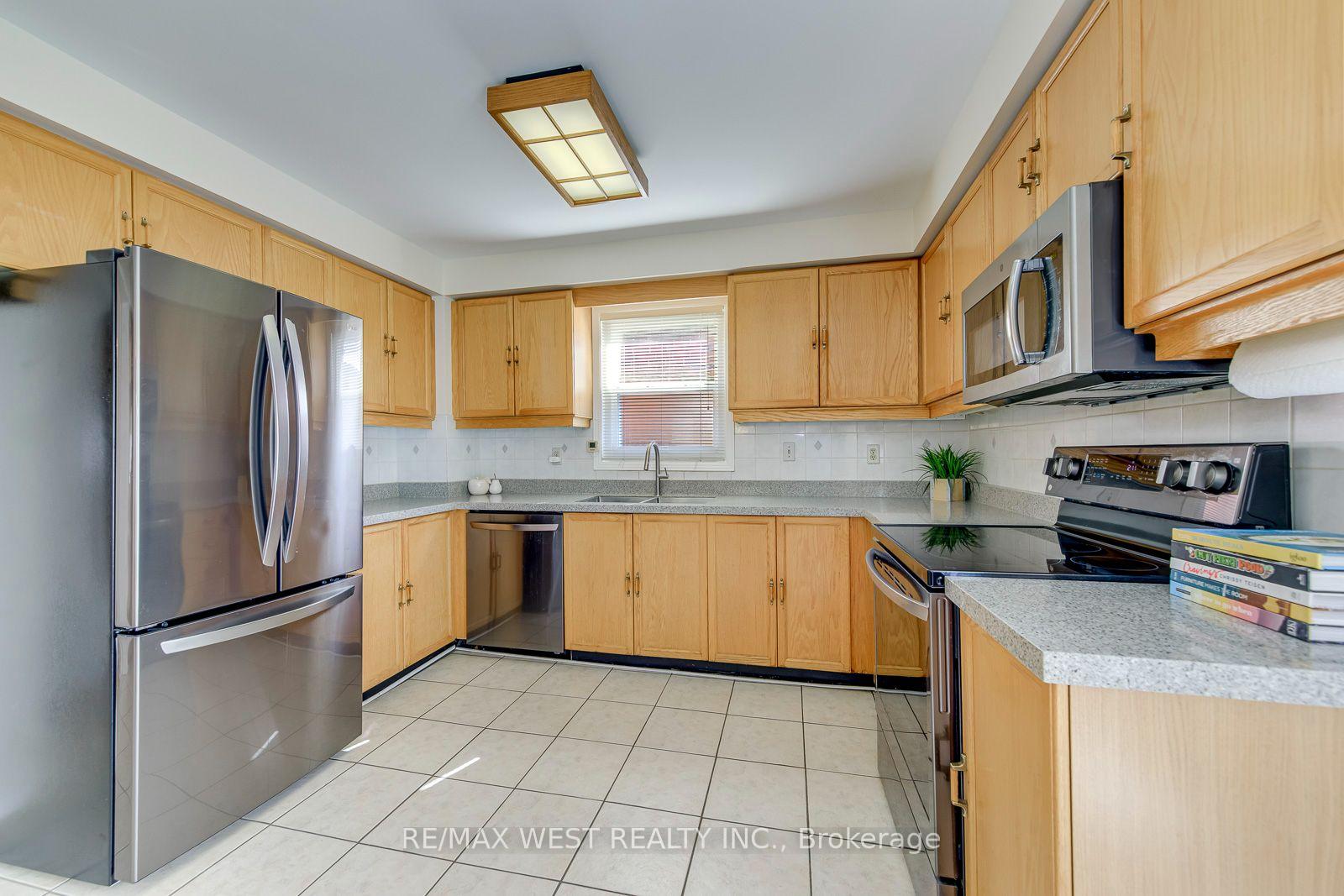 Photo 17 of 413 Camden Circle, Mississauga, Hurontario — HOMEH