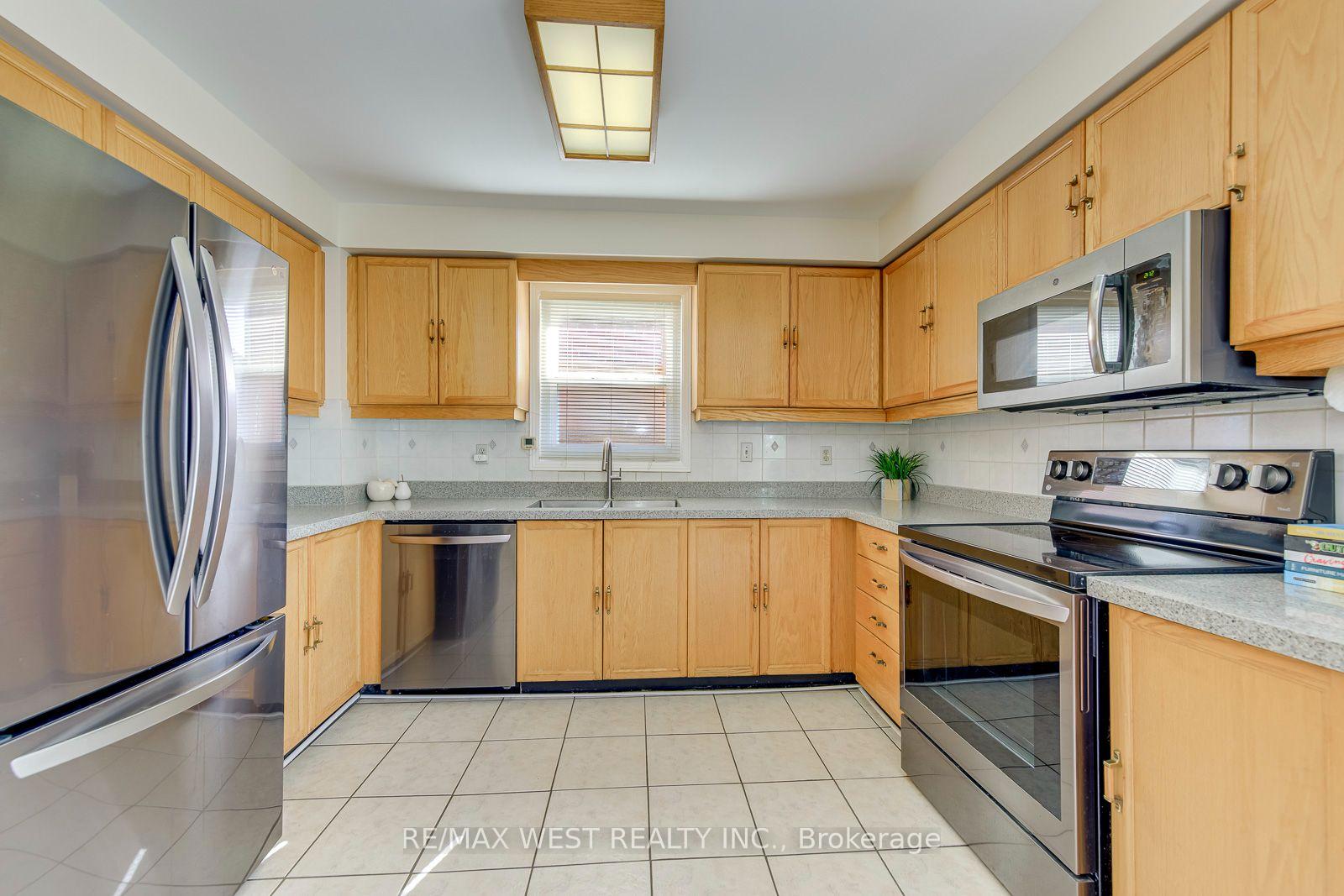 Photo 18 of 413 Camden Circle, Mississauga, Hurontario — HOMEH