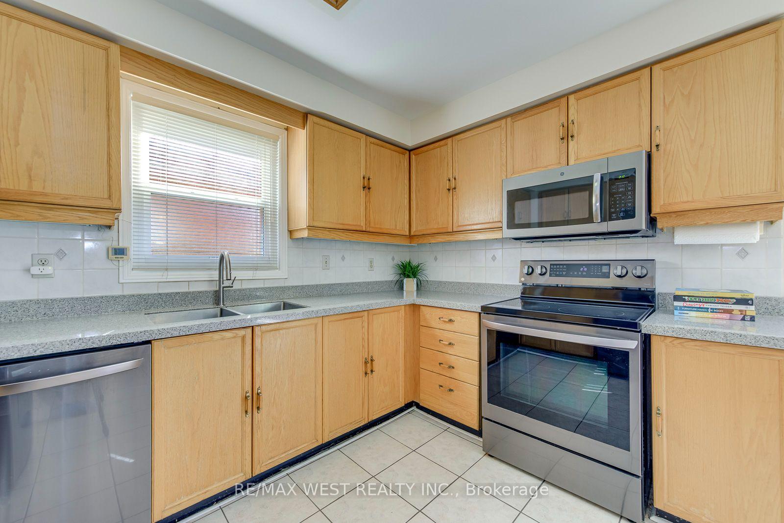 Photo 19 of 413 Camden Circle, Mississauga, Hurontario — HOMEH