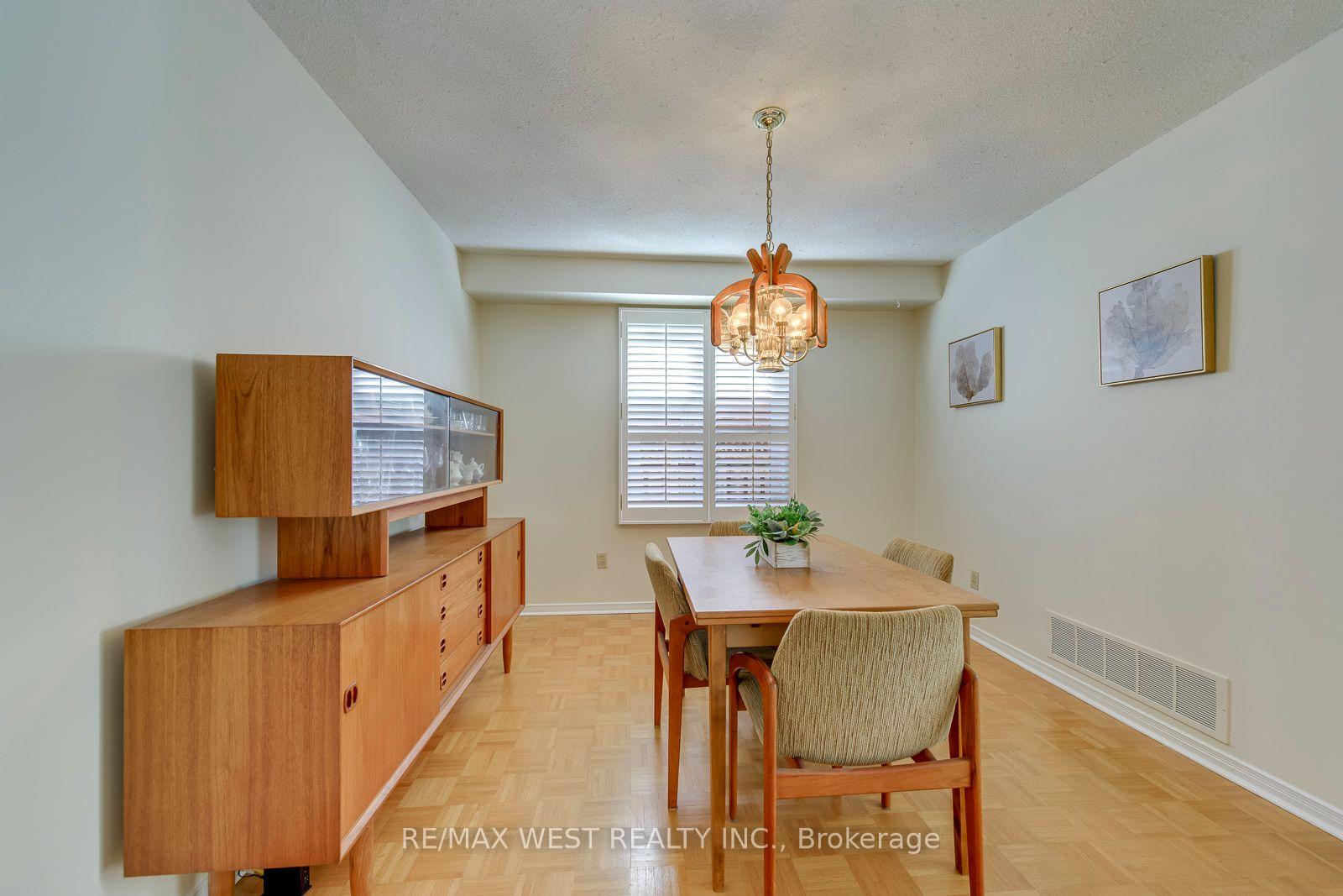 Photo 21 of 413 Camden Circle, Mississauga, Hurontario — HOMEH