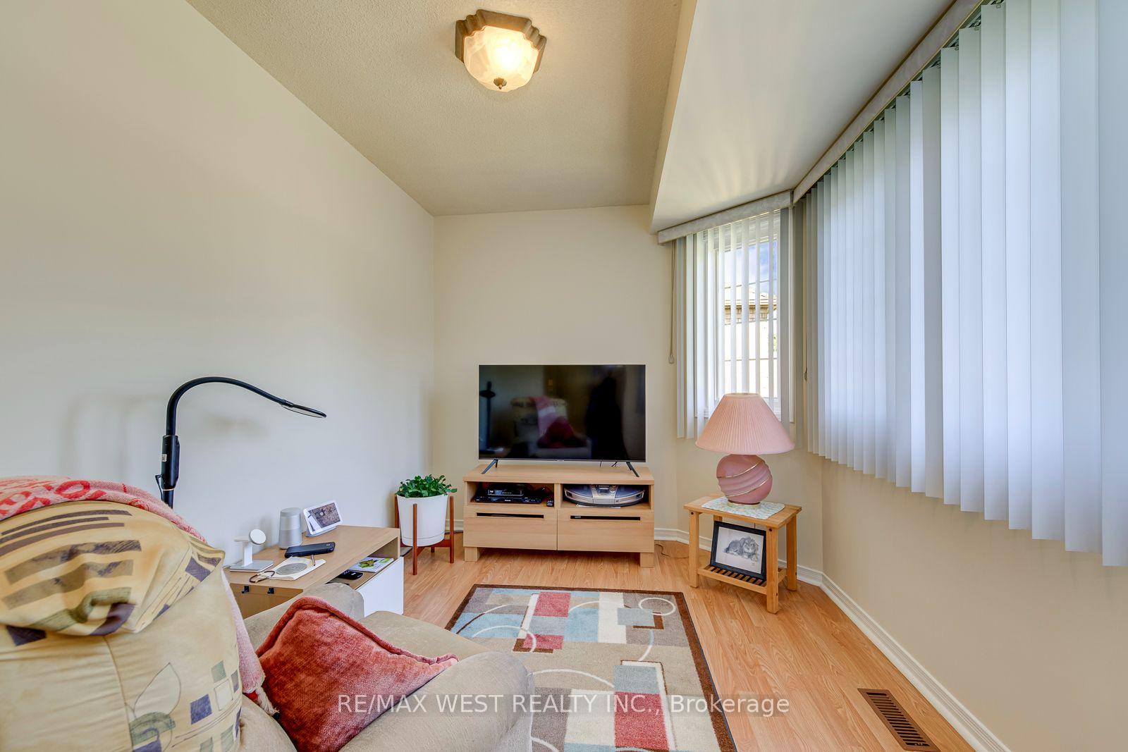 Photo 30 of 413 Camden Circle, Mississauga, Hurontario — HOMEH