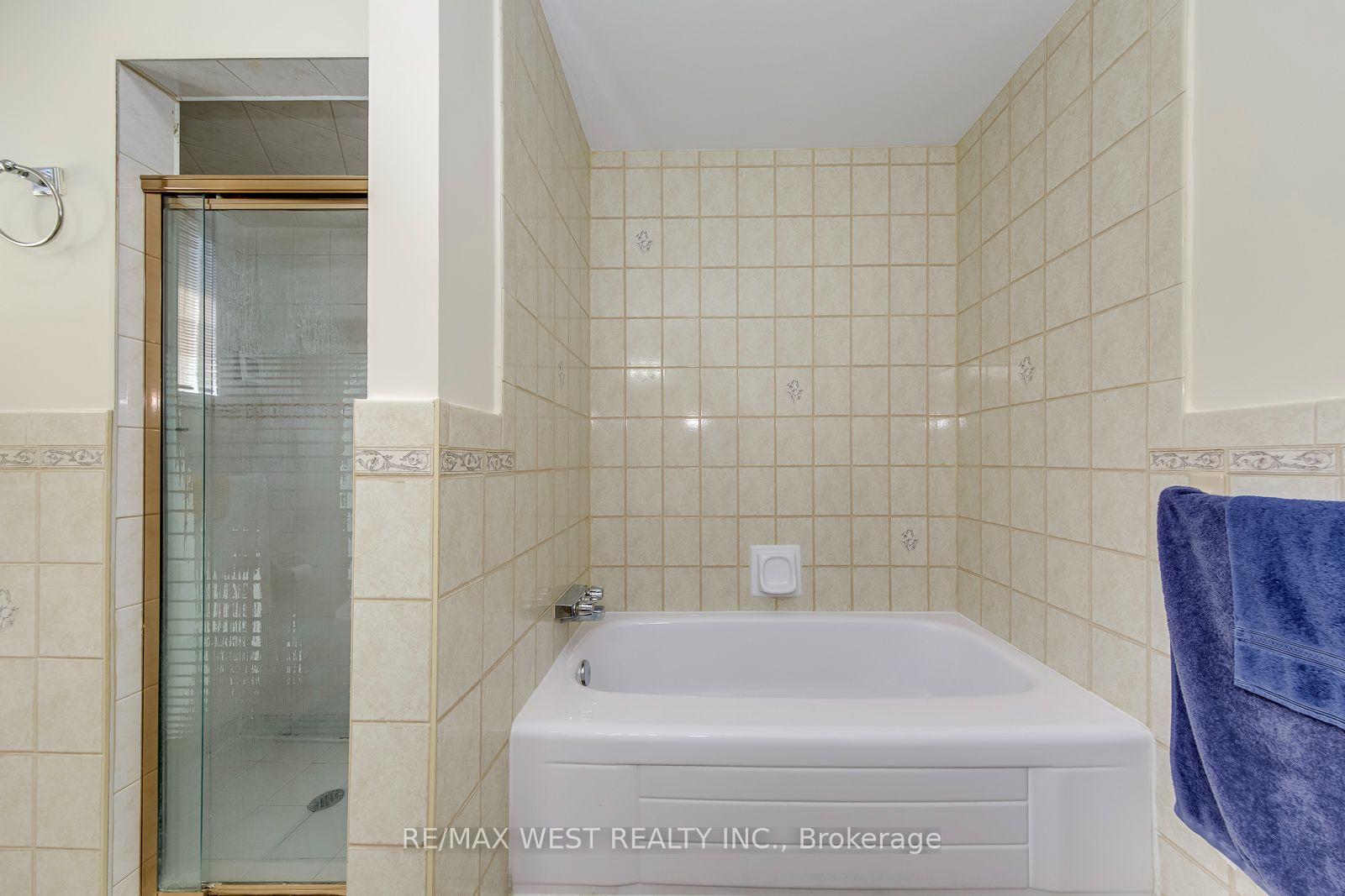 Photo 32 of 413 Camden Circle, Mississauga, Hurontario — HOMEH