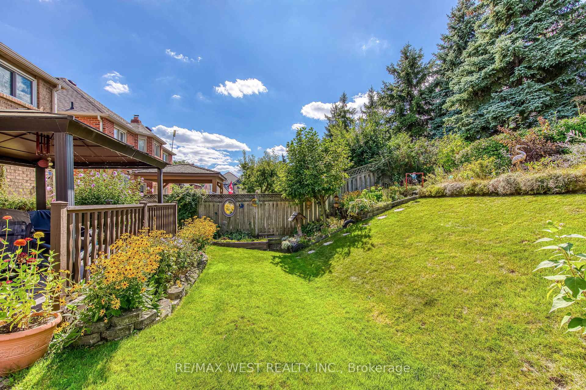 Photo 44 of 413 Camden Circle, Mississauga, Hurontario — HOMEH