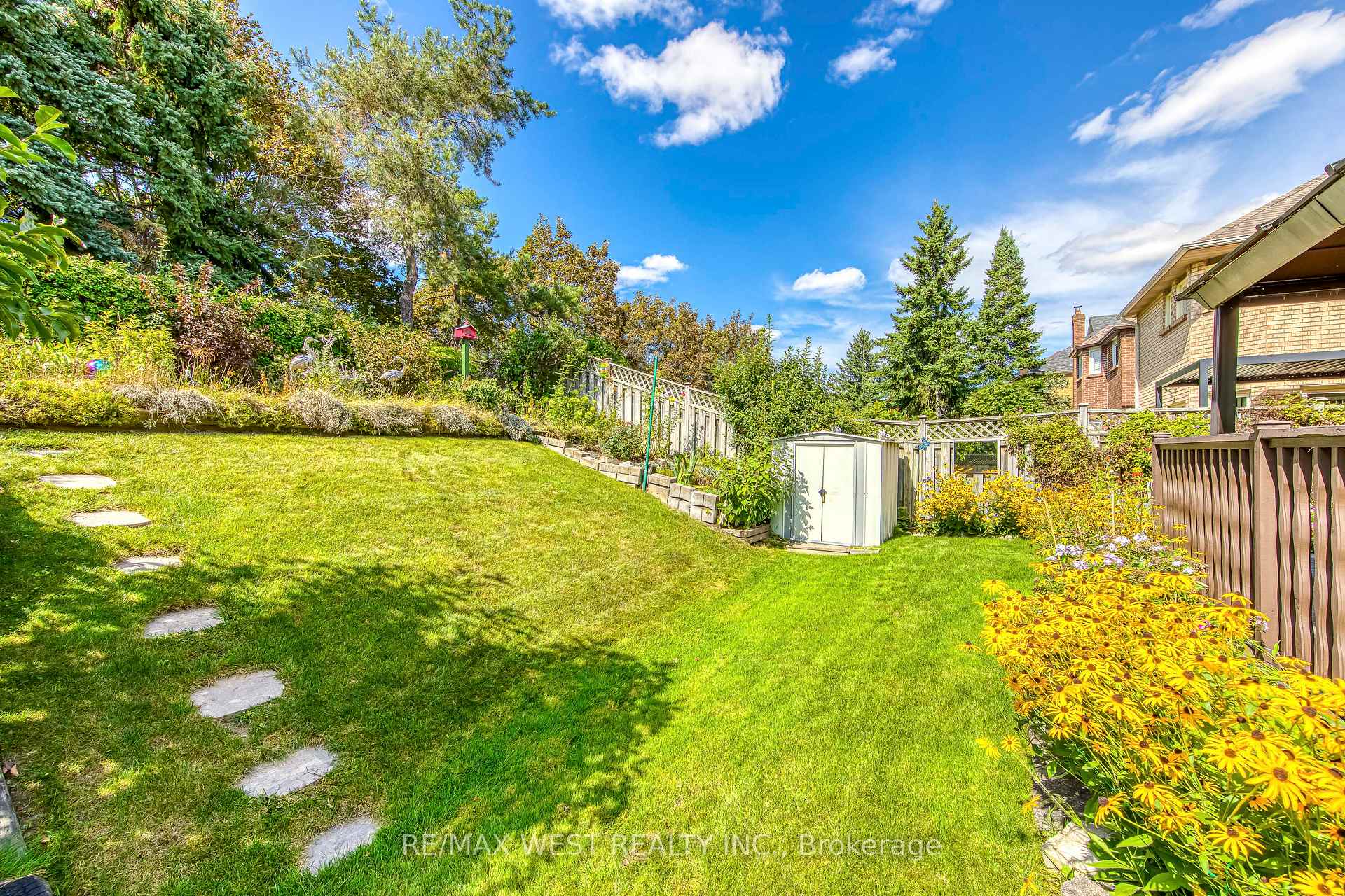 Photo 46 of 413 Camden Circle, Mississauga, Hurontario — HOMEH