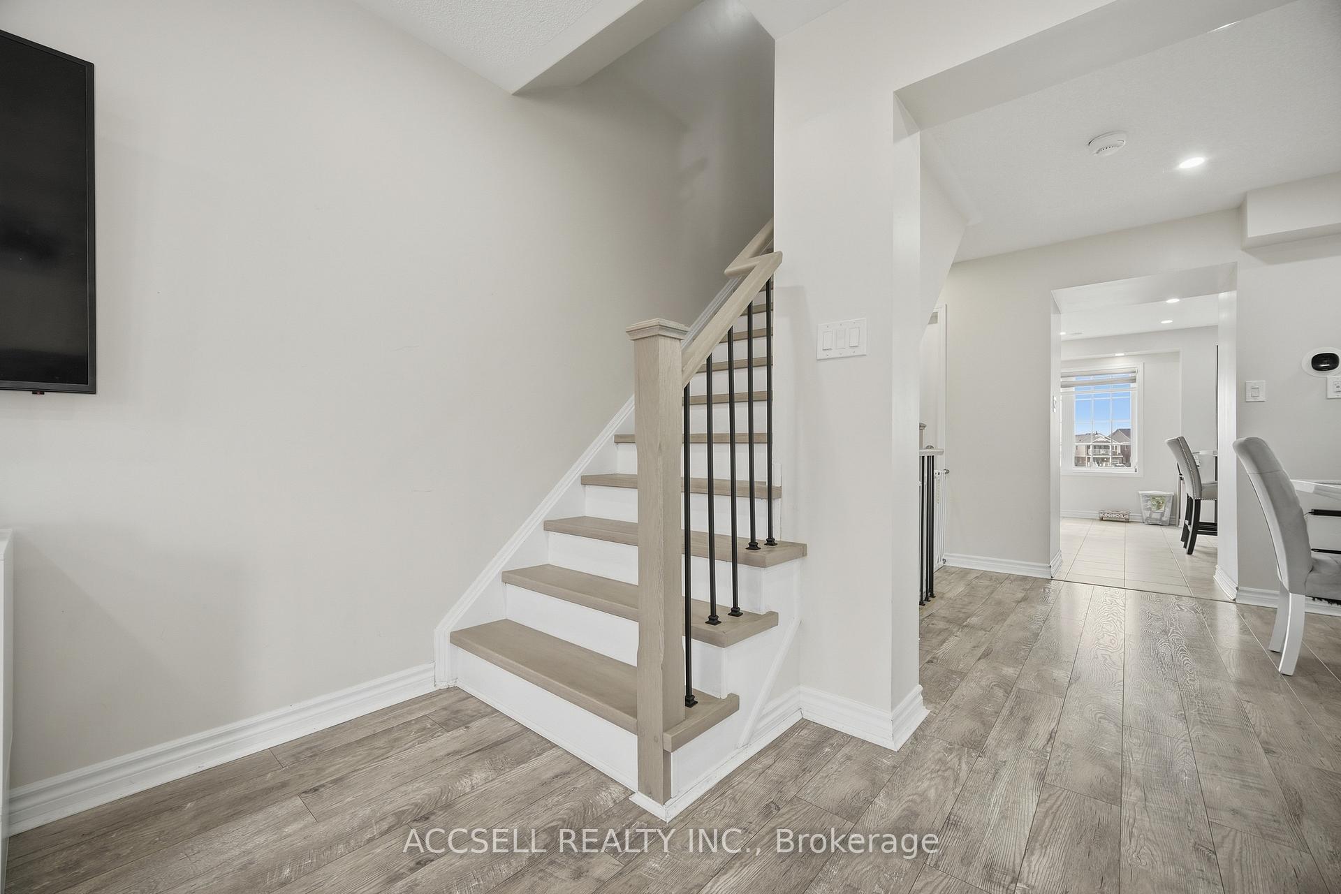 Photo 7 of 80 Bannister Crescent, Brampton, Northwest Brampton — HOMEH
