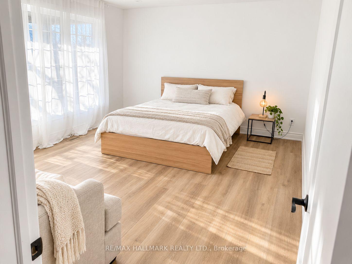Photo 4 of 38 Cavotti Crescent, North York, Bathurst Manor — HOMEH