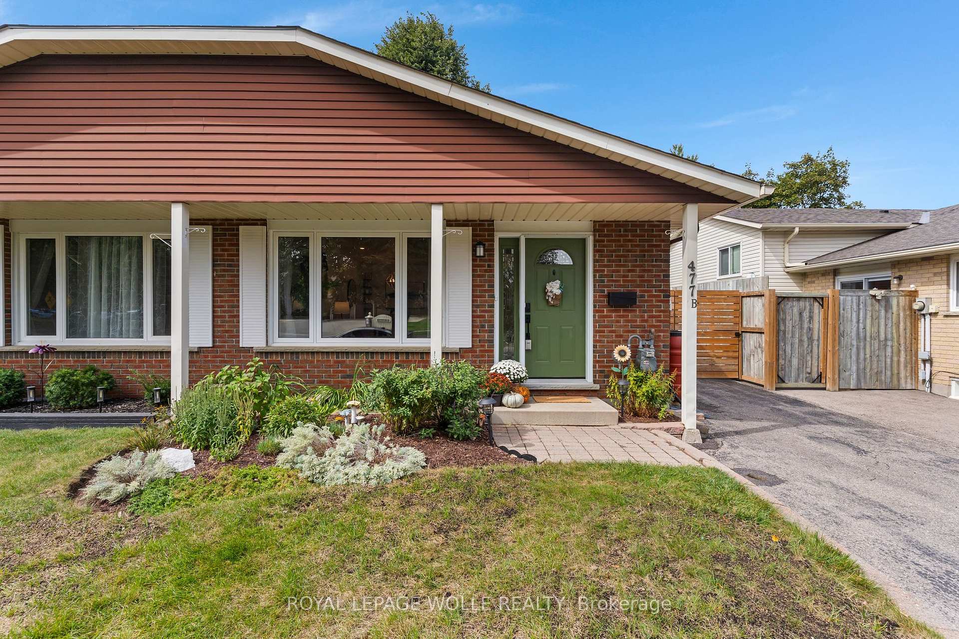 Photo 2 of Unit B, 477 Kingscourt Drive, Waterloo, Colonial Acres — HOMEH