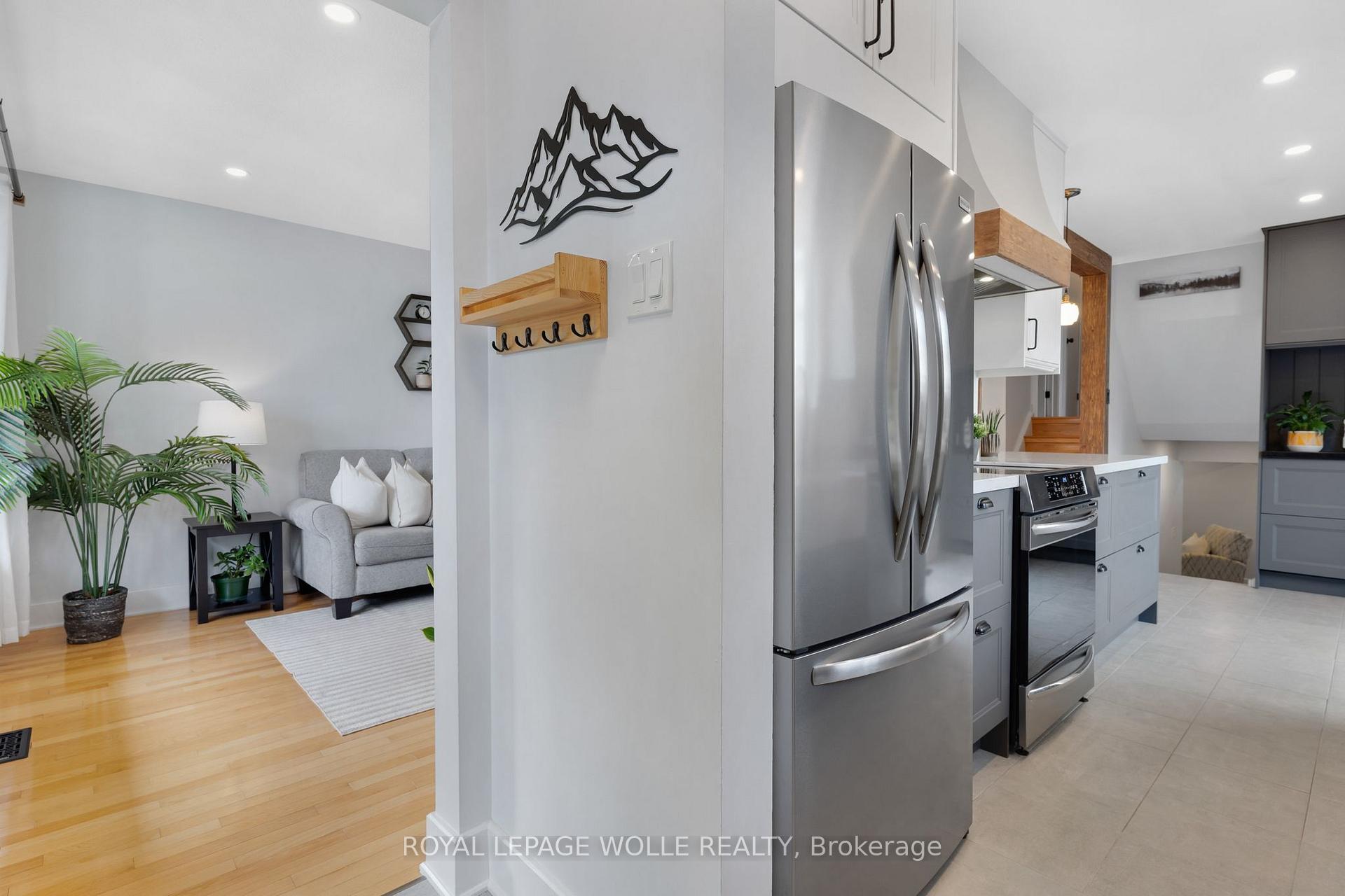Photo 4 of Unit B, 477 Kingscourt Drive, Waterloo, Colonial Acres — HOMEH