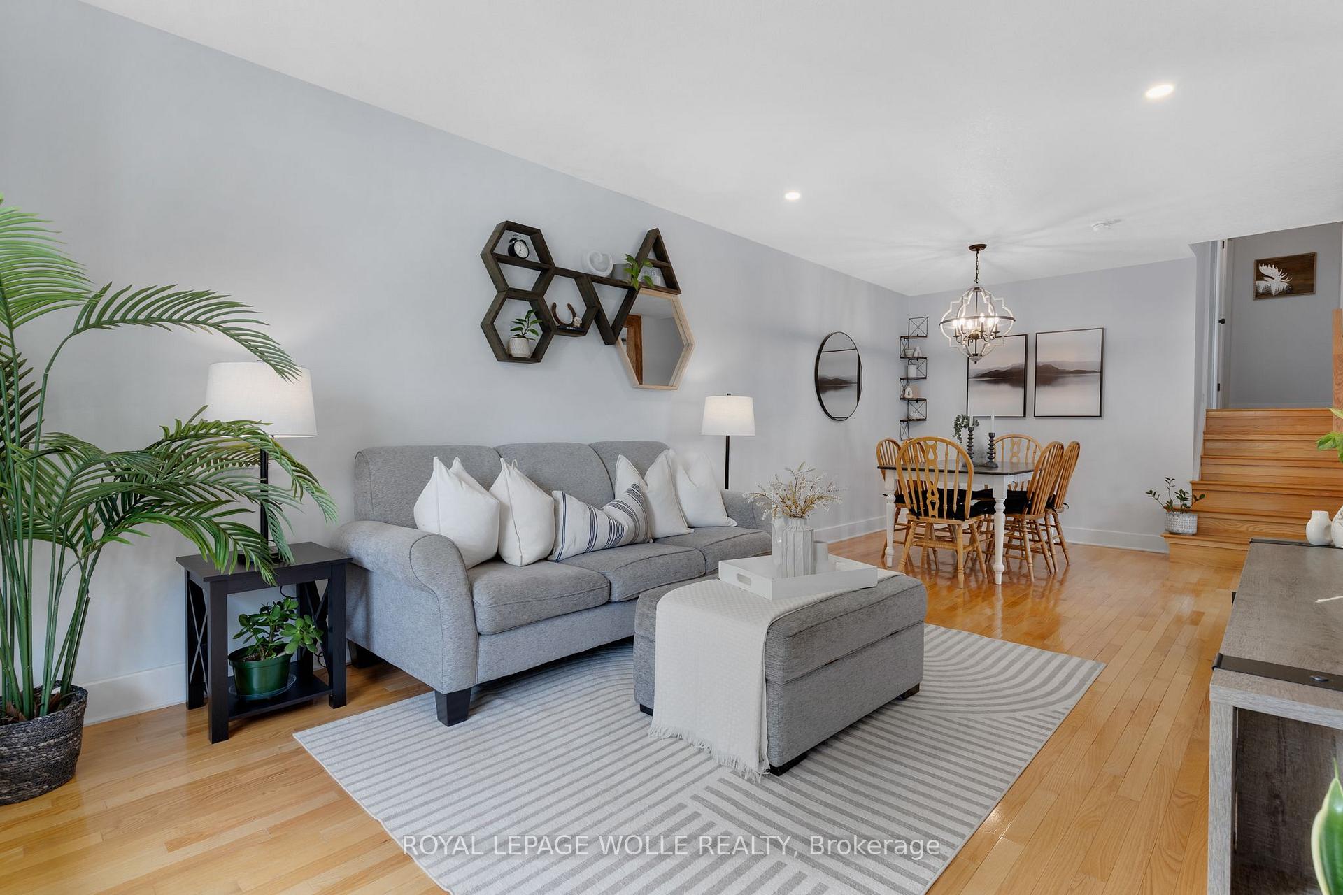 Photo 5 of Unit B, 477 Kingscourt Drive, Waterloo, Colonial Acres — HOMEH