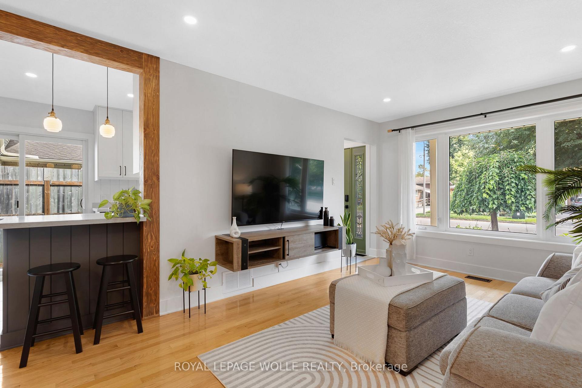 Photo 8 of Unit B, 477 Kingscourt Drive, Waterloo, Colonial Acres — HOMEH