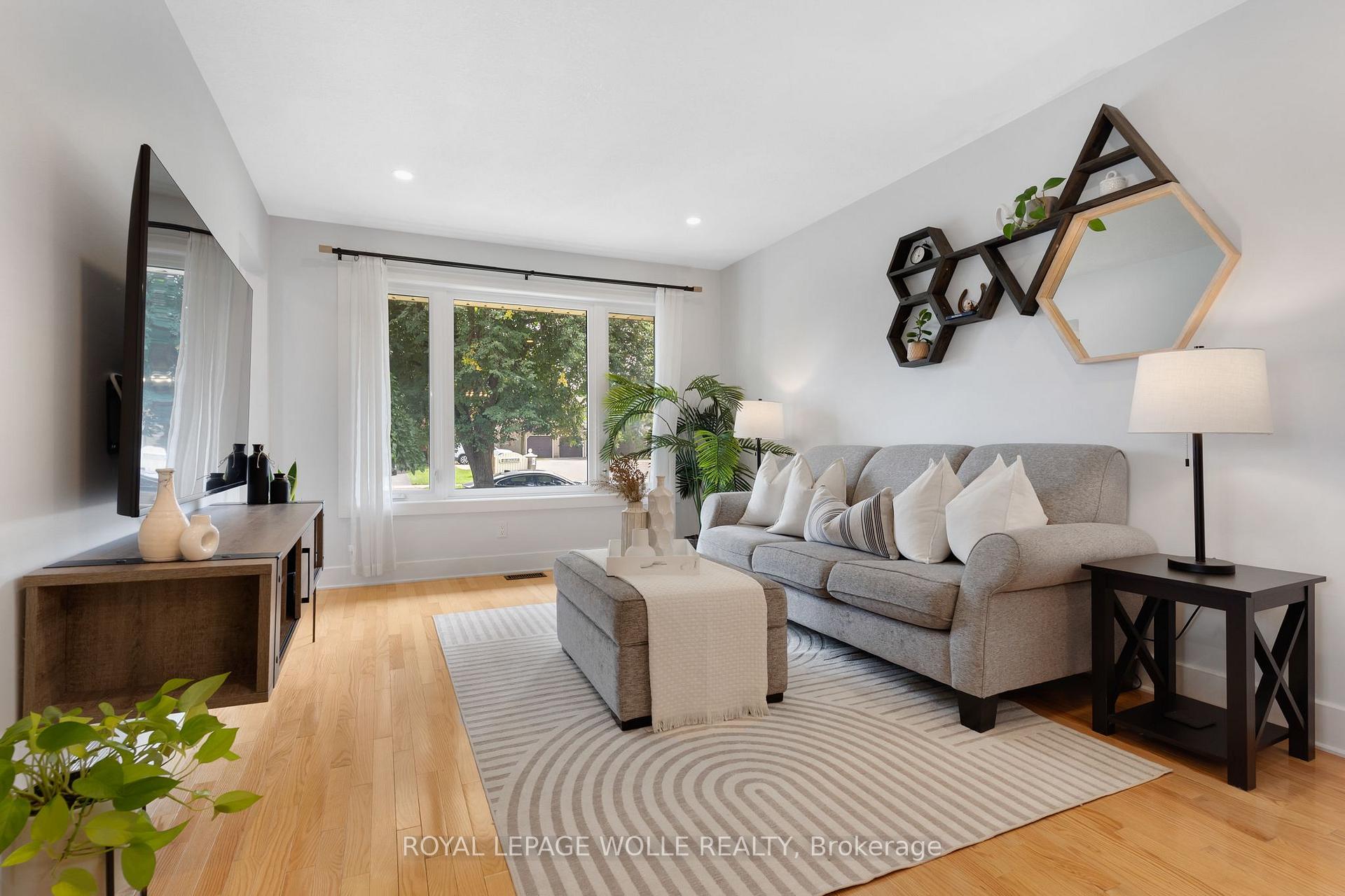 Photo 9 of Unit B, 477 Kingscourt Drive, Waterloo, Colonial Acres — HOMEH