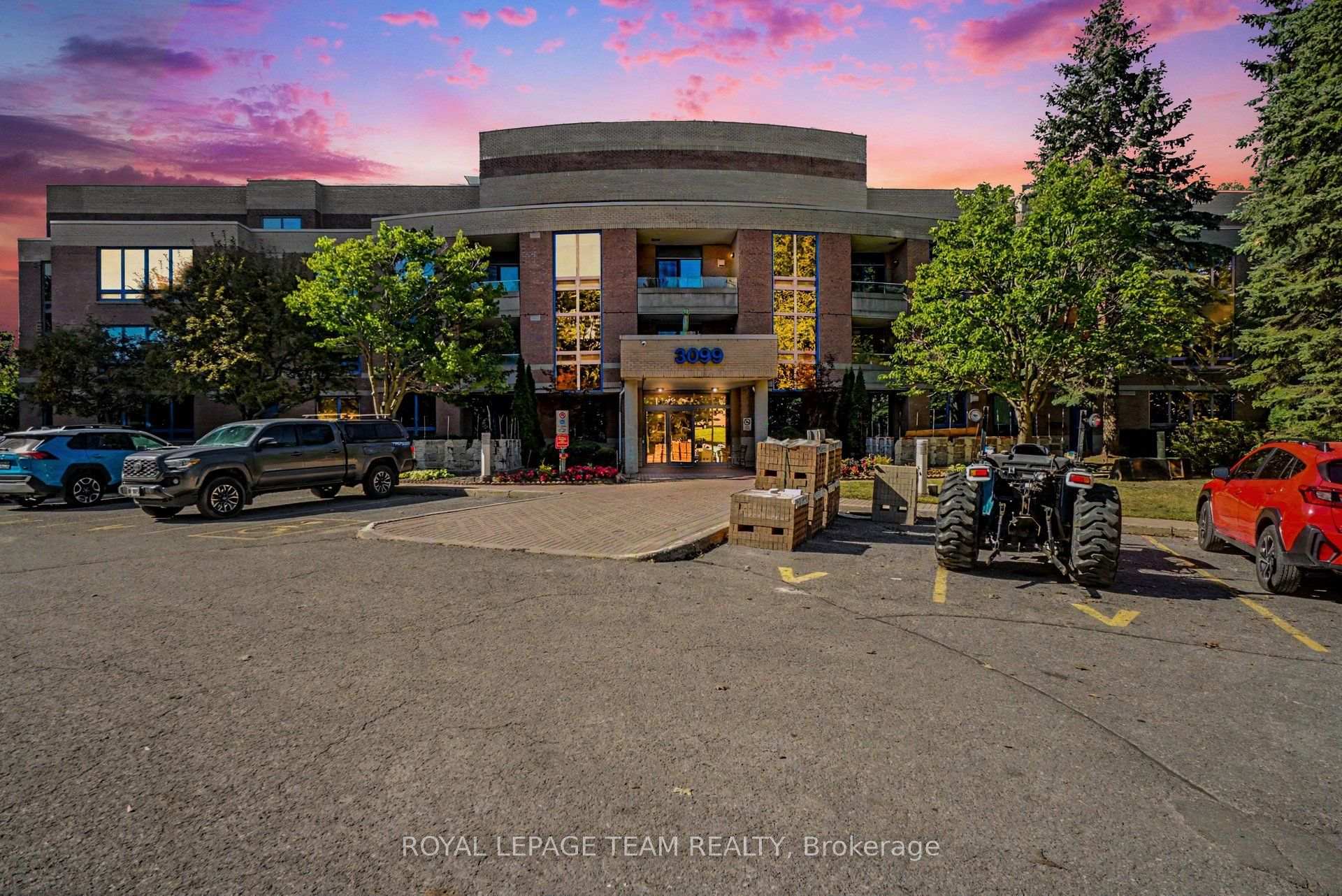 Front of Unit A4, 3099 Carling Avenue N