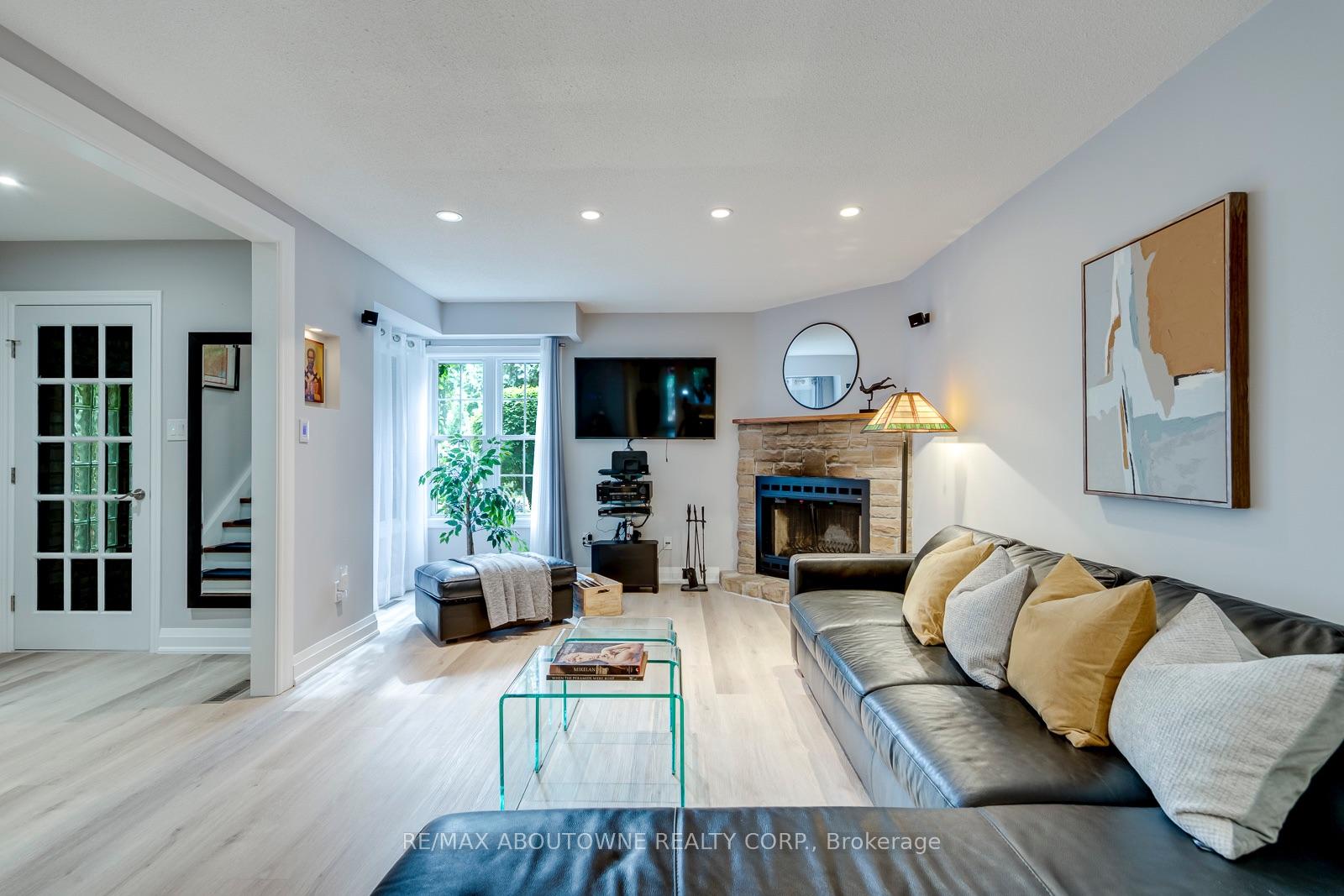 Photo 12 of 1198 Potters Wheel Crescent, Oakville, Glen Abbey — HOMEH