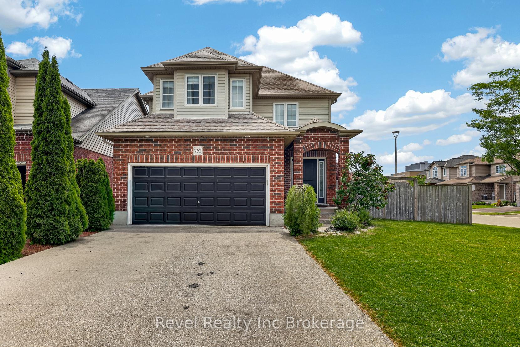 Photo 2 of 762 Frontenac Crescent, Woodstock, Woodstock - South — HOMEH