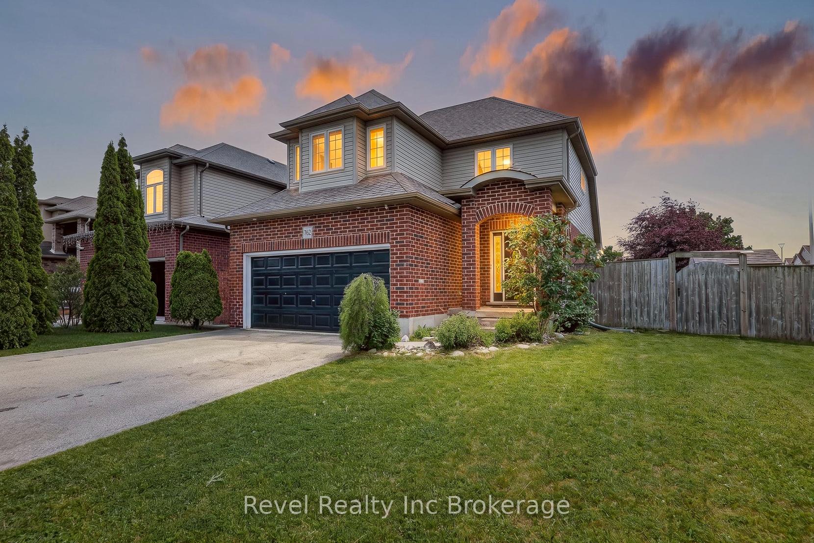 Photo 3 of 762 Frontenac Crescent, Woodstock, Woodstock - South — HOMEH