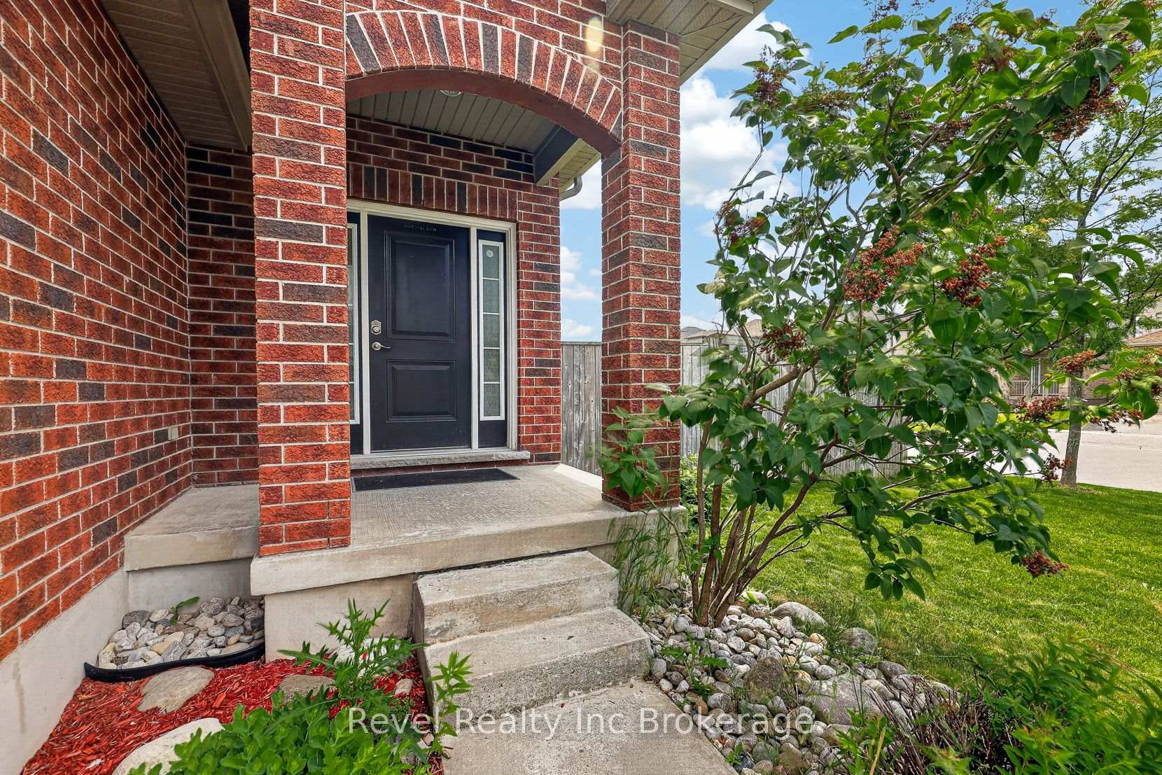 Photo 5 of 762 Frontenac Crescent, Woodstock, Woodstock - South — HOMEH