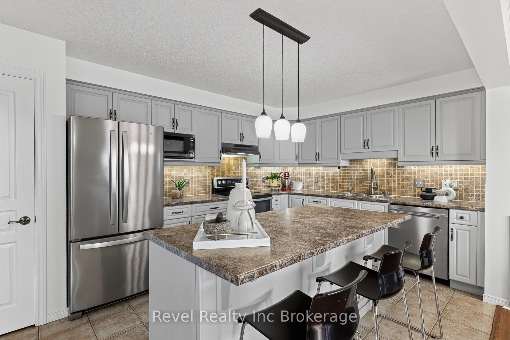Photo 9 of 762 Frontenac Crescent, Woodstock, Woodstock - South — HOMEH