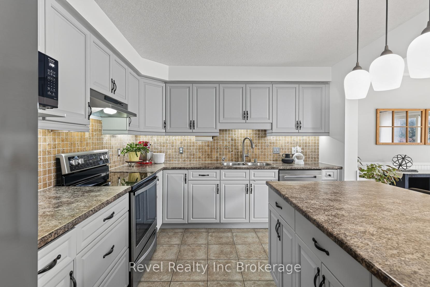 Photo 10 of 762 Frontenac Crescent, Woodstock, Woodstock - South — HOMEH