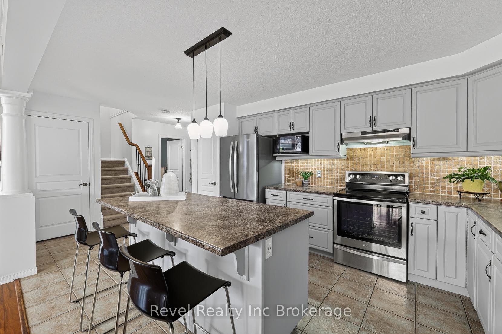 Photo 12 of 762 Frontenac Crescent, Woodstock, Woodstock - South — HOMEH