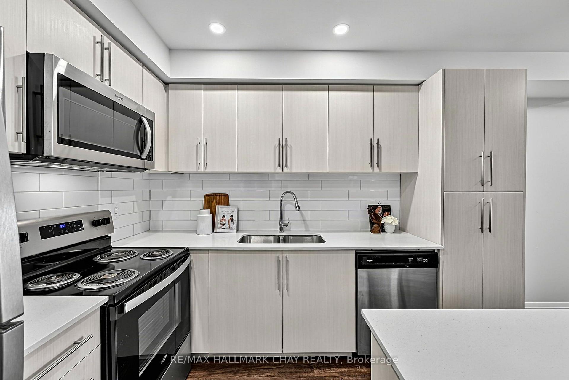 Photo 7 of Unit 819, 58 Lakeside Terrace, Barrie, Little Lake — HOMEH