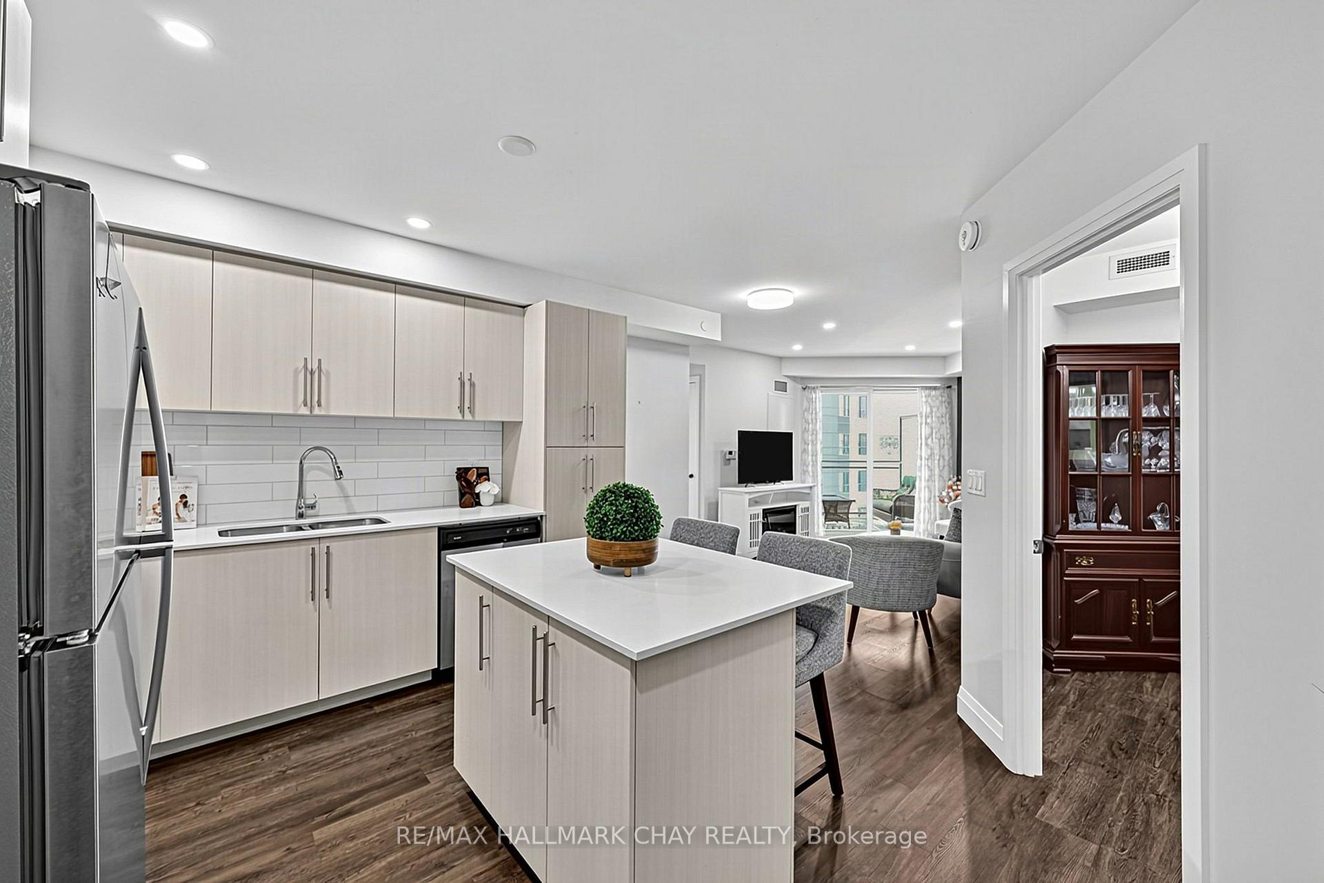 Photo 9 of Unit 819, 58 Lakeside Terrace, Barrie, Little Lake — HOMEH