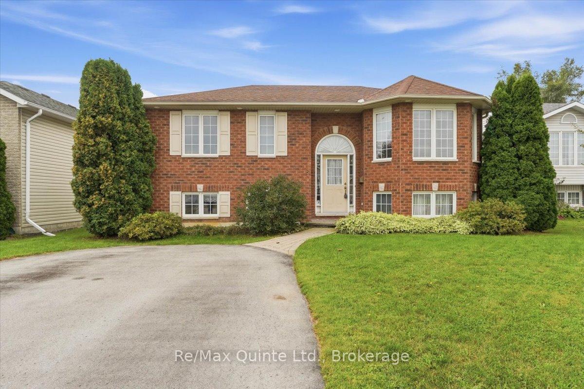 Photo 2 of 6 Chisholm Square, Belleville, Belleville Ward — HOMEH