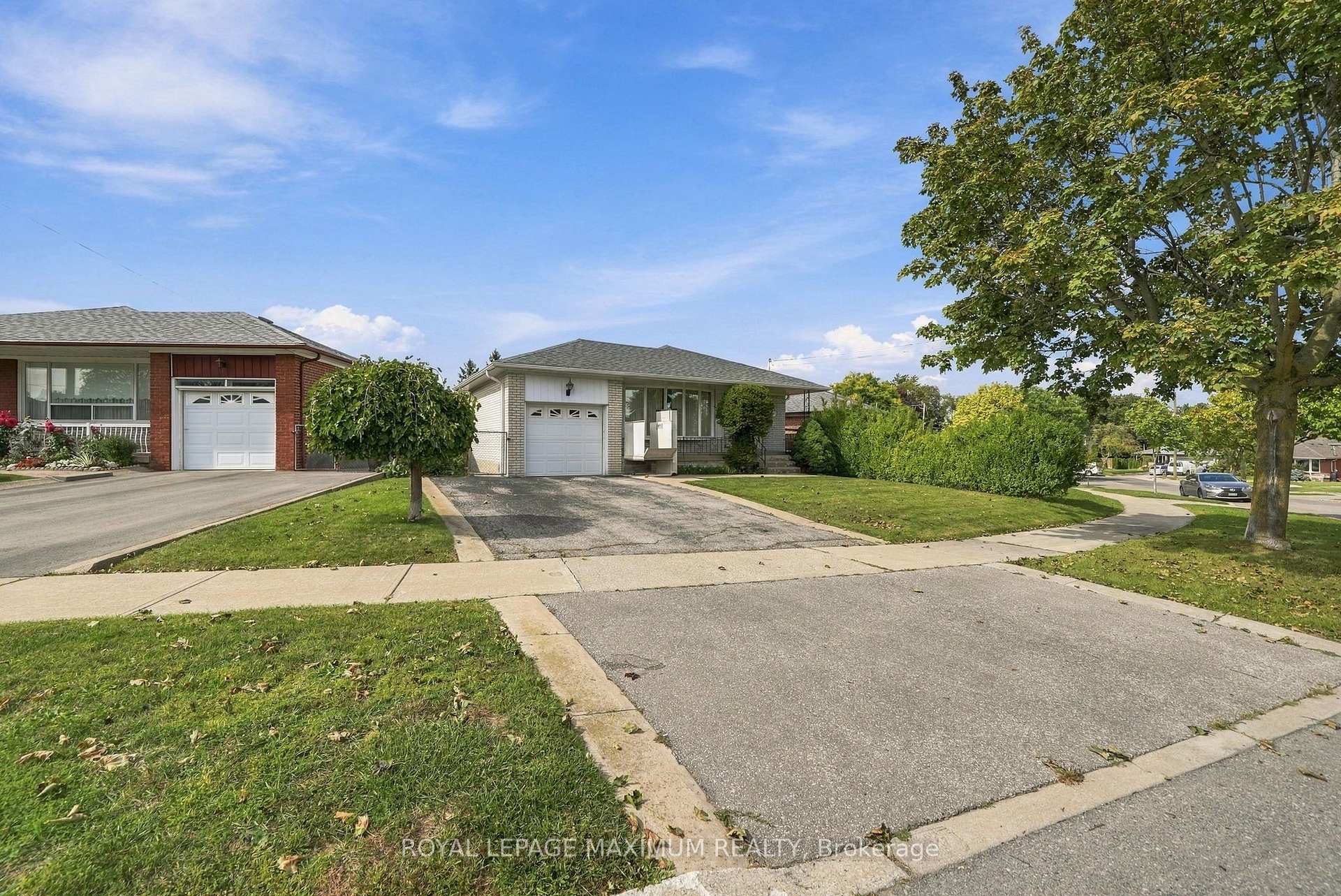 Photo 2 of 35 Norfield Crescent, Etobicoke, Elms-Old Rexdale — HOMEH