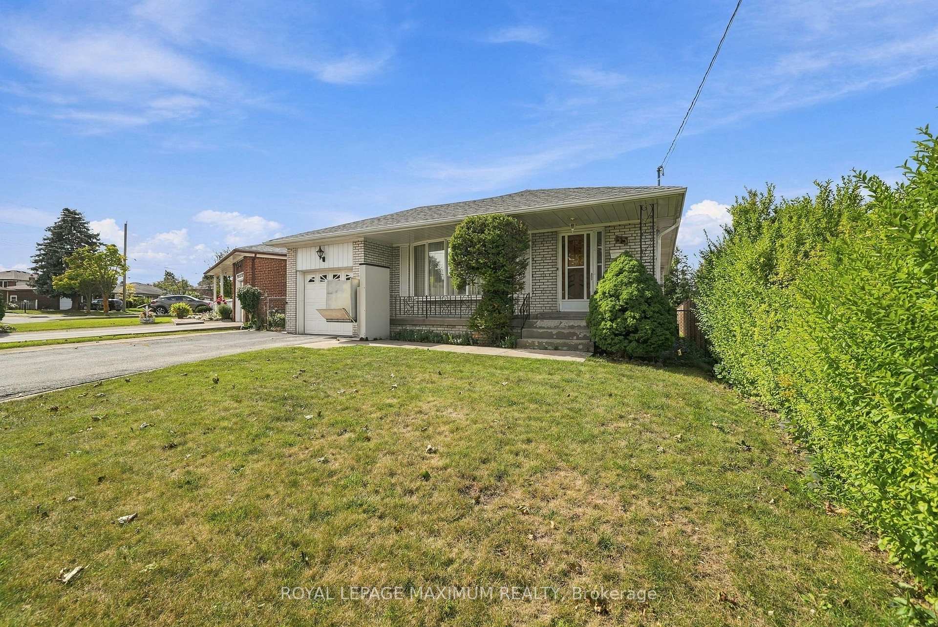 Photo 3 of 35 Norfield Crescent, Etobicoke, Elms-Old Rexdale — HOMEH