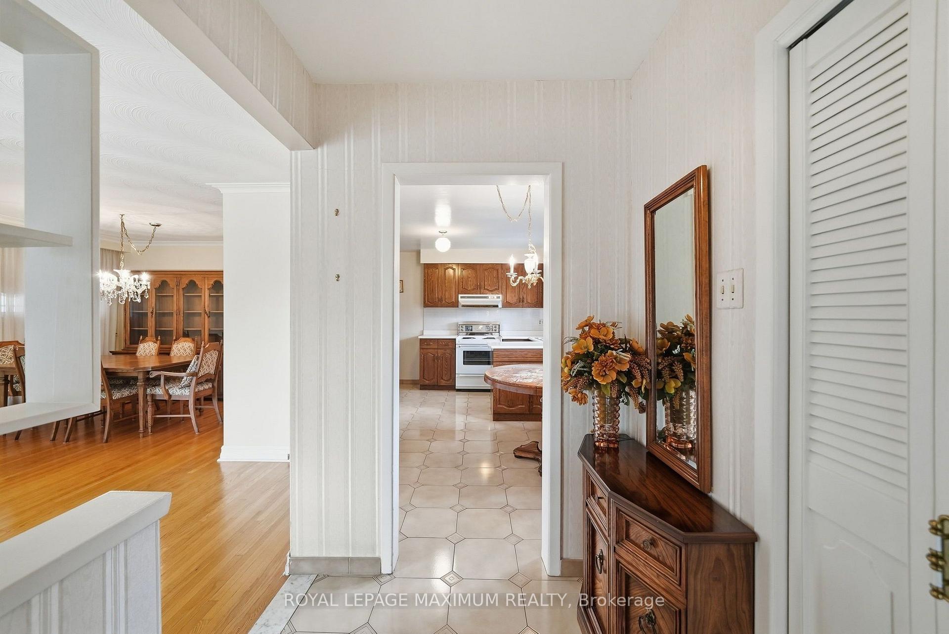 Photo 7 of 35 Norfield Crescent, Etobicoke, Elms-Old Rexdale — HOMEH